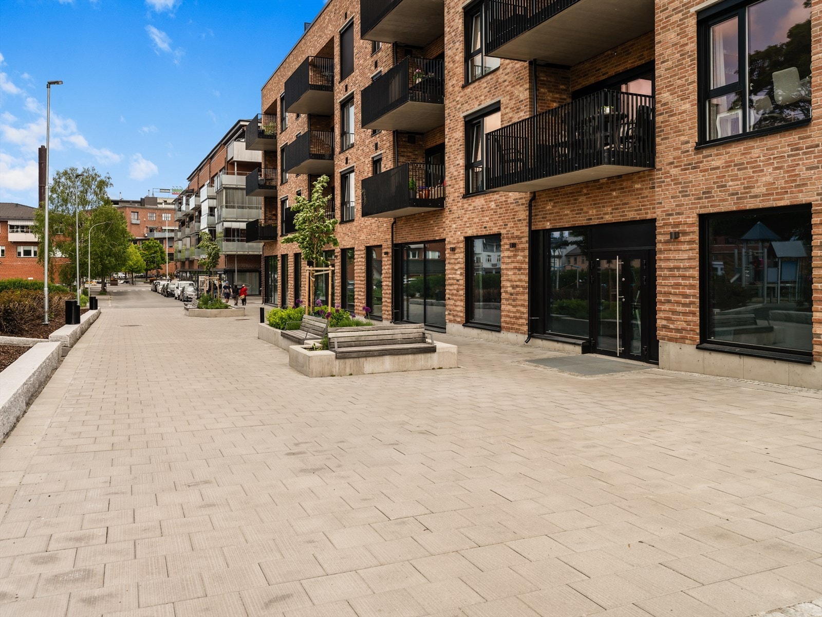 Inngang til lokalet direkte fra offentlig gatetun Galleribilde