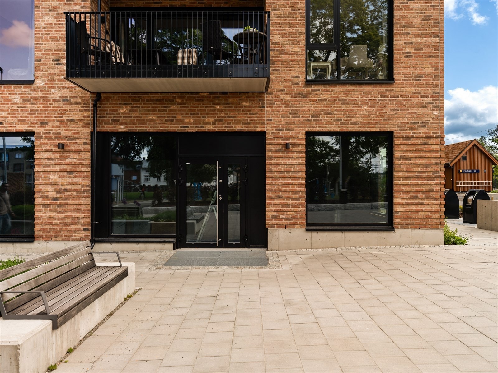 Inngang til lokalet direkte fra offentlig gatetun Galleribilde