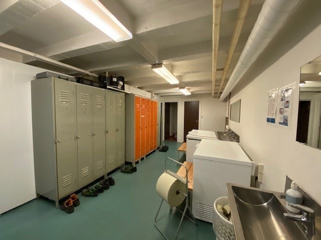 garderobe med 2 toaletter og 2 dusjrom.jpg Galleribilde