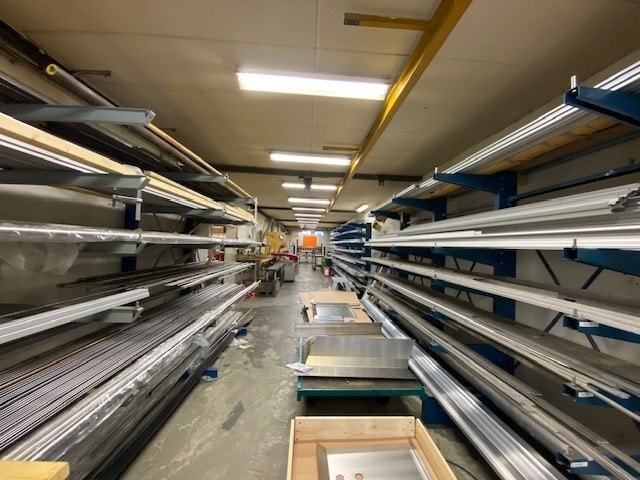 ndustrihall med port i enden.jpg Galleribilde