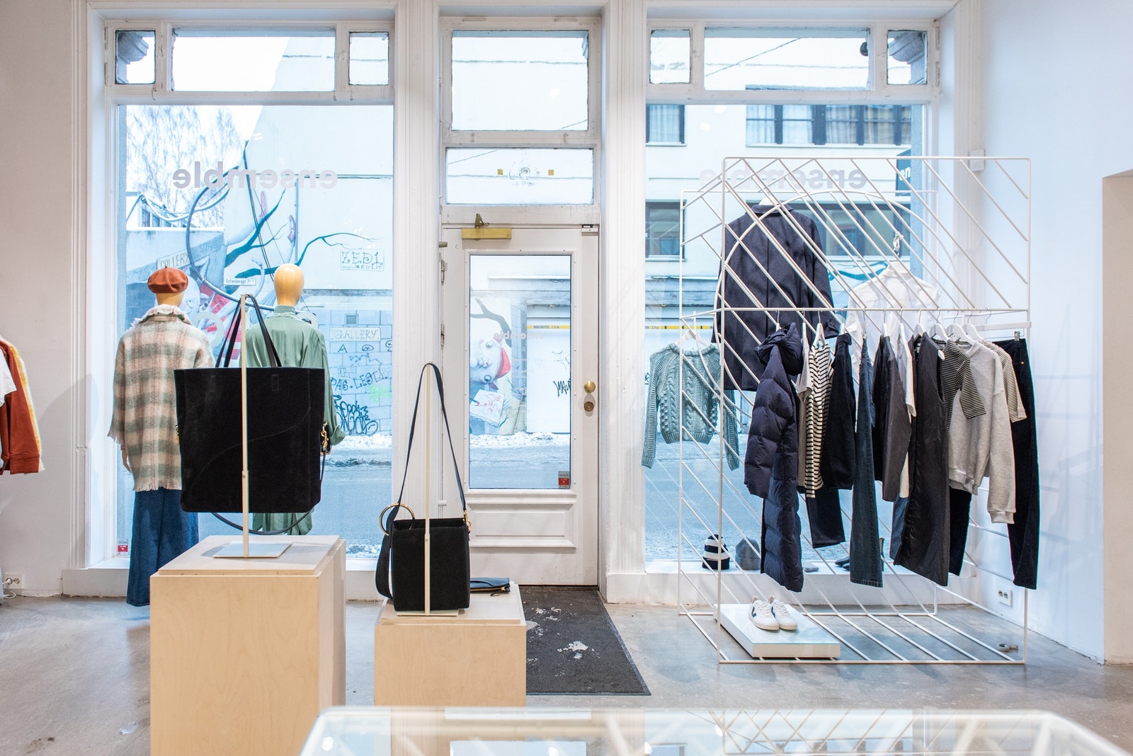 Store vinduer ut mot travel gate Galleribilde