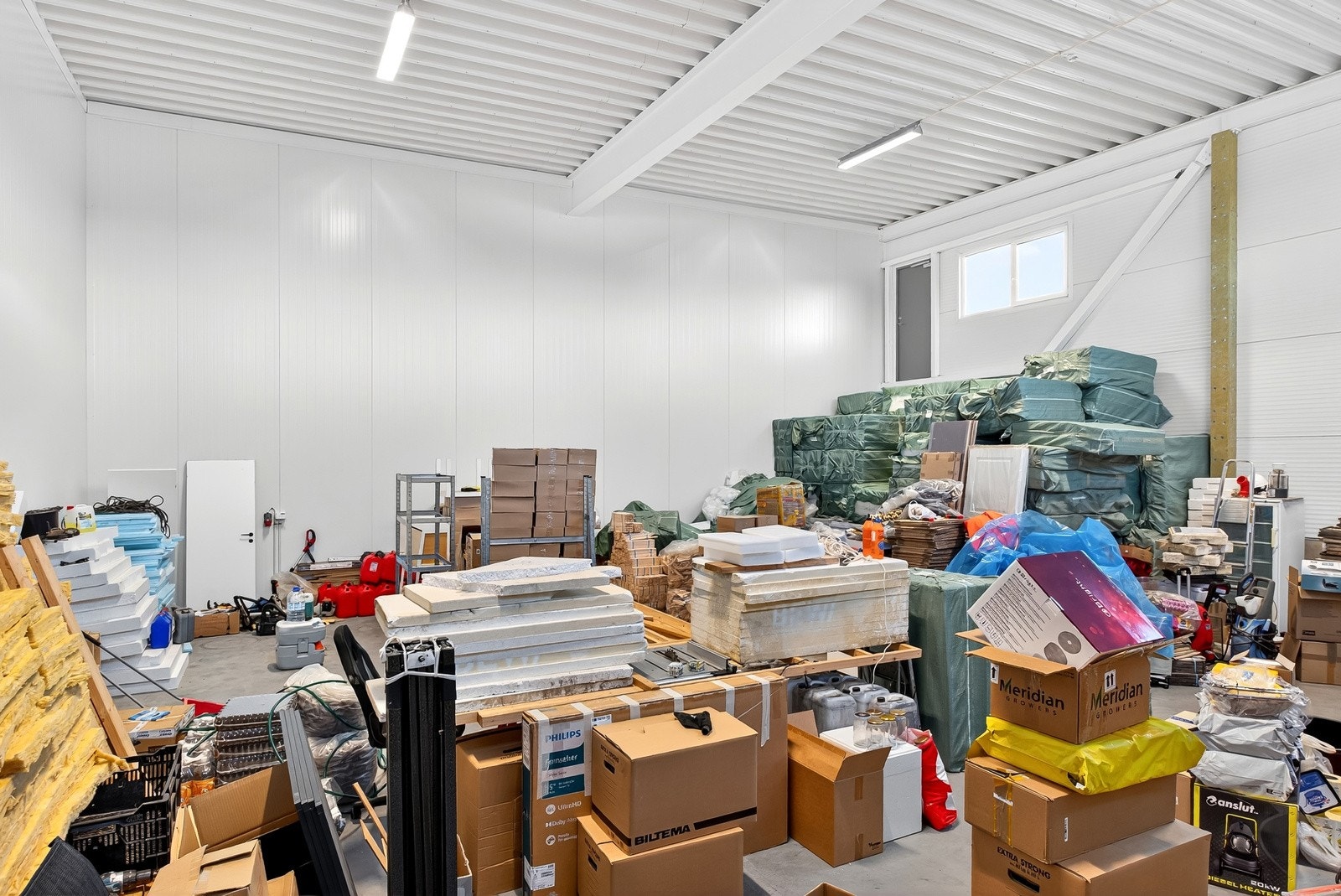 Her har man et totalareal på ca 283 kvm fordelt på to lagerrom. Galleribilde