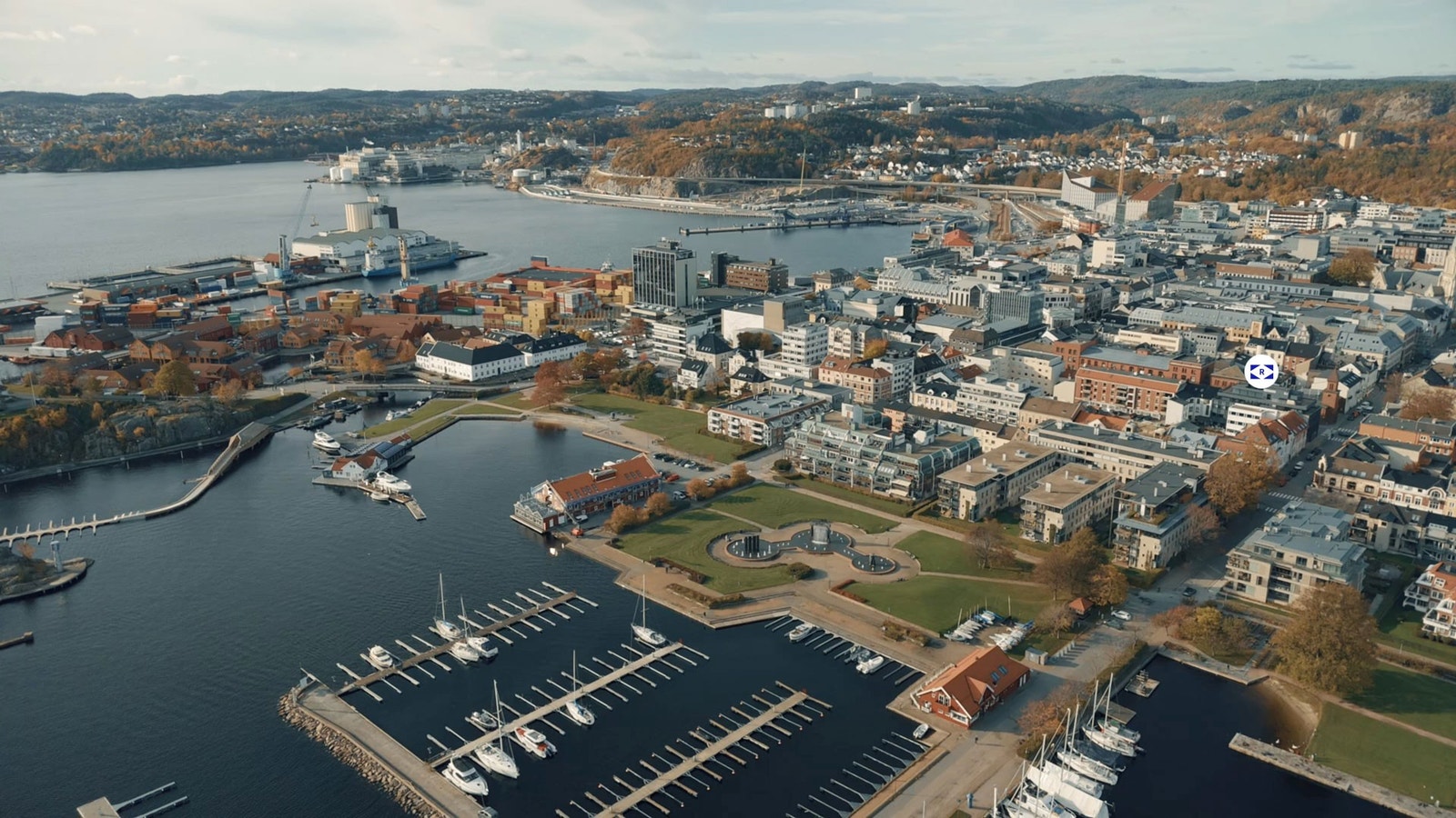 Eiendommen ligger svært sentralt i.f.t. alle byenes fasiliteter som spisesteder, kulturinstitusjoner m.m. Nå også kun en kort spasertur til Gjestehavnen og ny badstu som potensielt kan benyttes før og etter jobb. Galleribilde