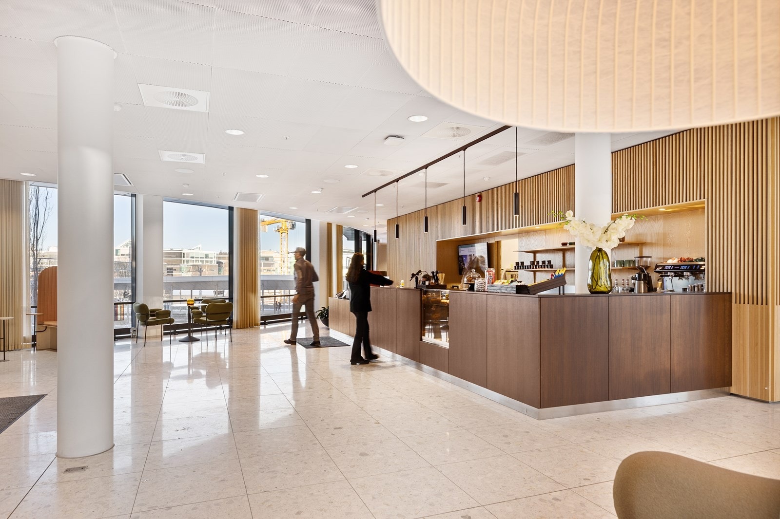 Felles resepsjon med kaffebar. Galleribilde