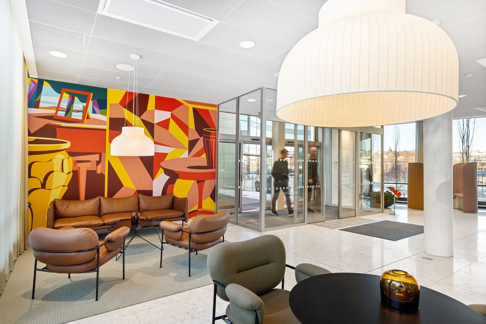 Byggets adkomst har hyggelige sittegrupper. Galleribilde