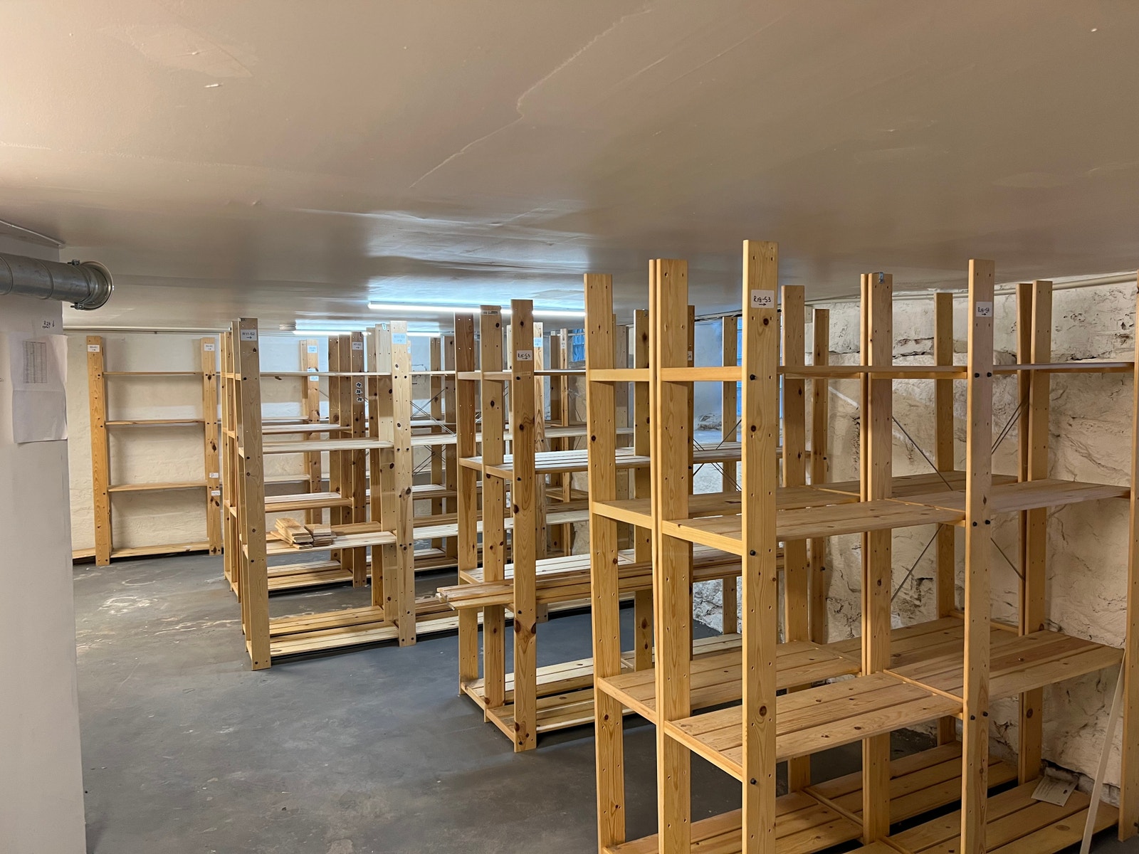 lagerrom kjeller med lav takhøyde Galleribilde