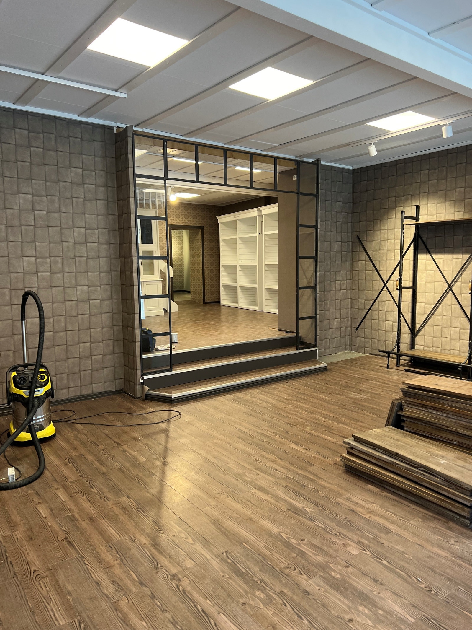 Lokalet er innholdsrikt med to etasjer, typisk utstillingslokaler og kontorer, to stk toaletter, spiserom, lager med mer. Galleribilde