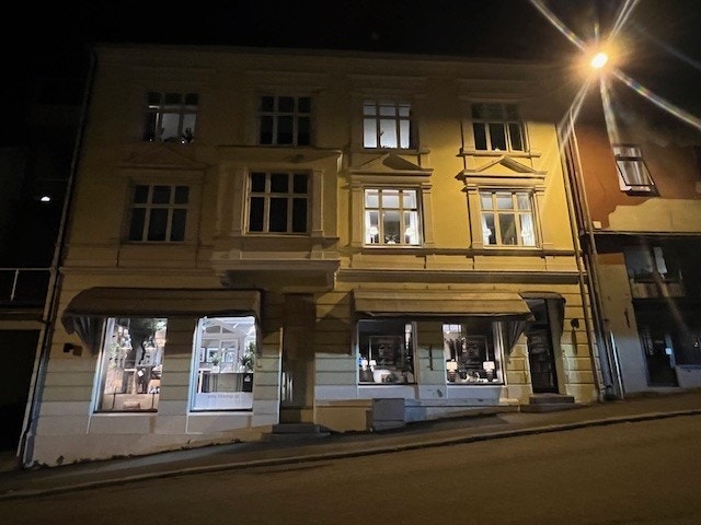 Fasade mot Kongegata. Store vindusflater med gode profileringsmuligheter. Lokalene som leies ut ligger på gateplan og i andre etasje. Galleribilde