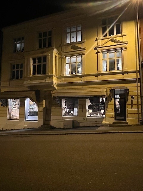 Fasade mot Kongegata. Store vindusflater med gode profileringsmuligheter. Lokalene som leies ut ligger på gateplan og i andre etasje. Galleribilde