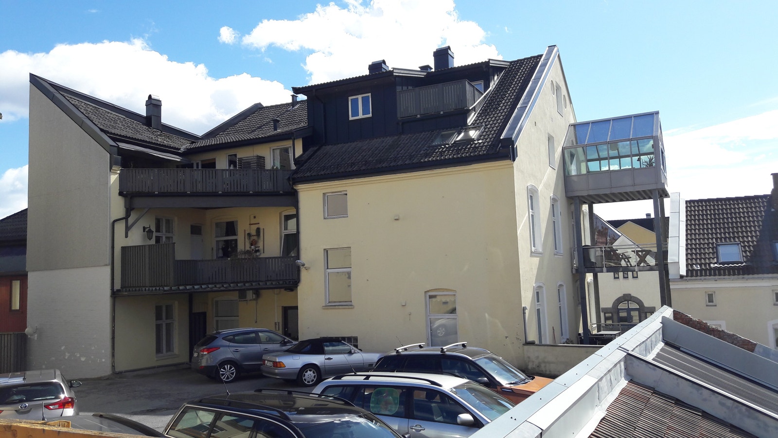 Parkeringsplass og egen inngang i bakgården. Galleribilde