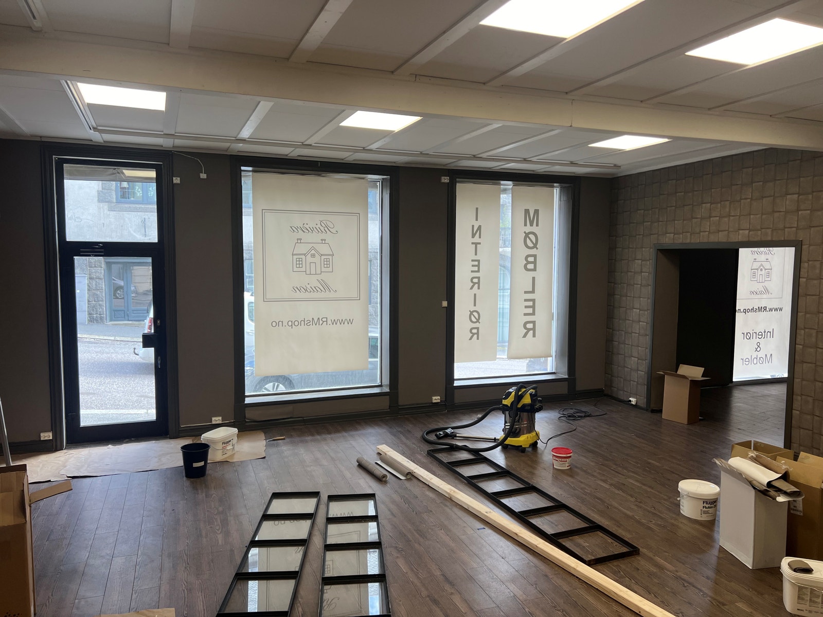 Bilder er fra ulike rom og og arealer i lokalet. Her med dagens leietakers utstilling, men lokalene overleveres i utgangspunktet ryddet for inventar. Galleribilde