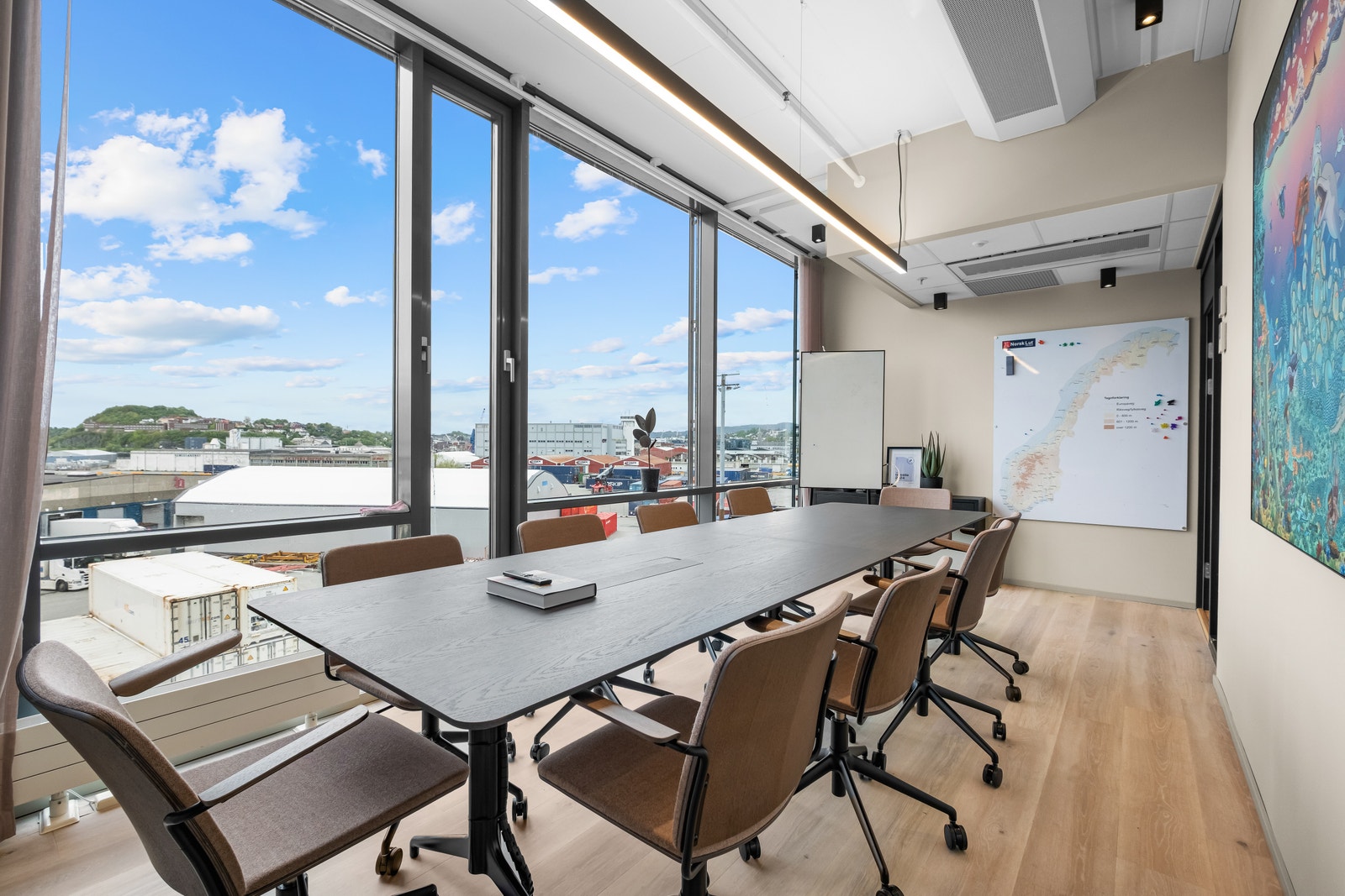 Et luftig møterom i enden av lokalet. Galleribilde