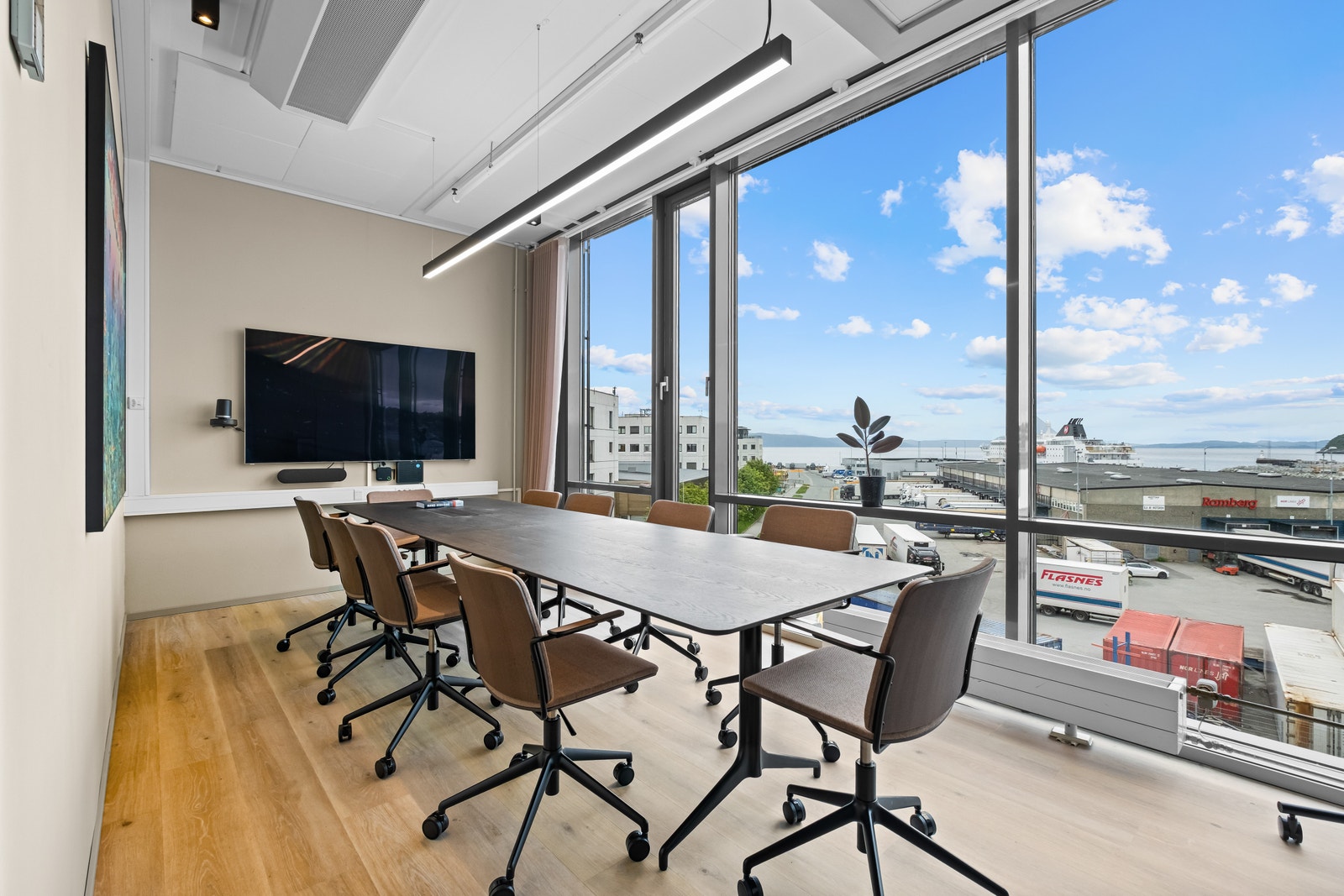 Et luftig møterom i enden av lokalet. Galleribilde