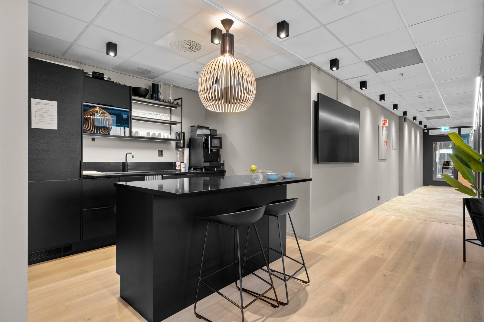Kontorlokalet har kjøkkenfasiliteter, i tillegg til at Pirsenteret byr på kantinefasiliteter, café og smothiebar i 1. etasje. Galleribilde