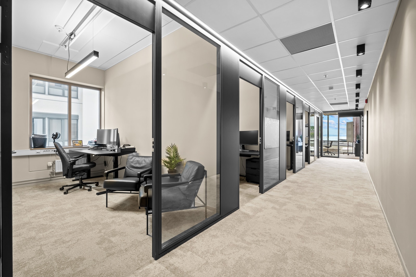7-8 kontorceller, 2 møterom og sosial sone/kjøkken. Galleribilde