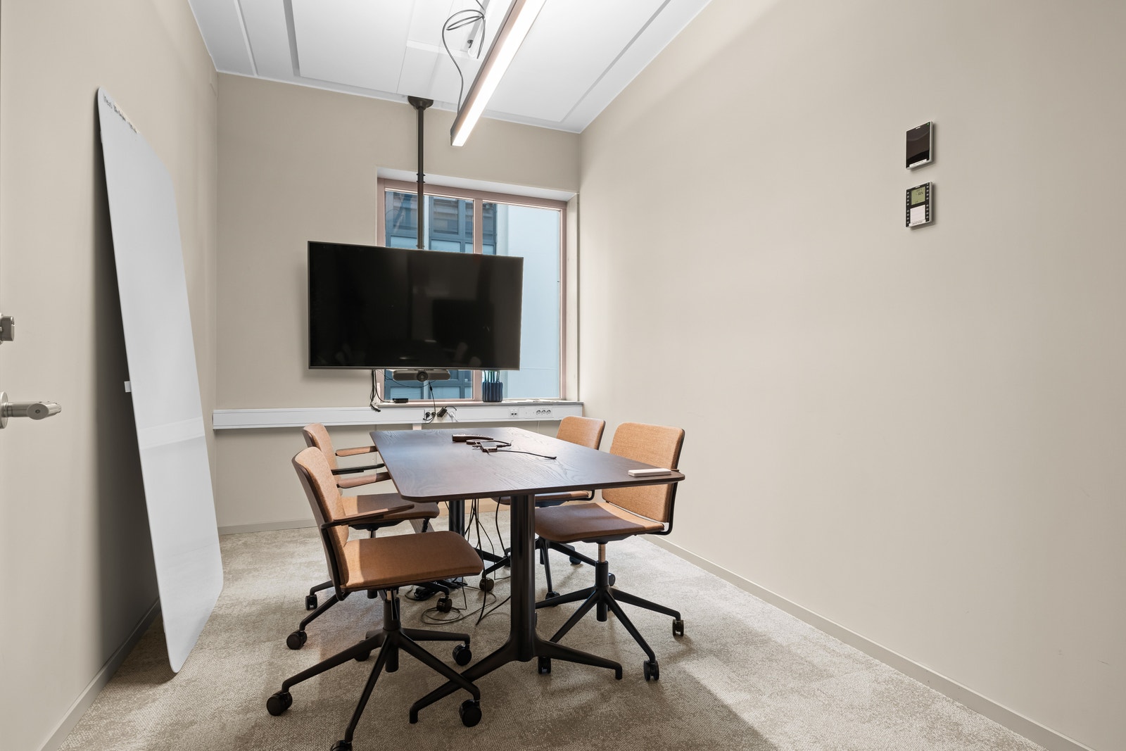 Et mindre møterom ved entréen inn til lokalet. Galleribilde