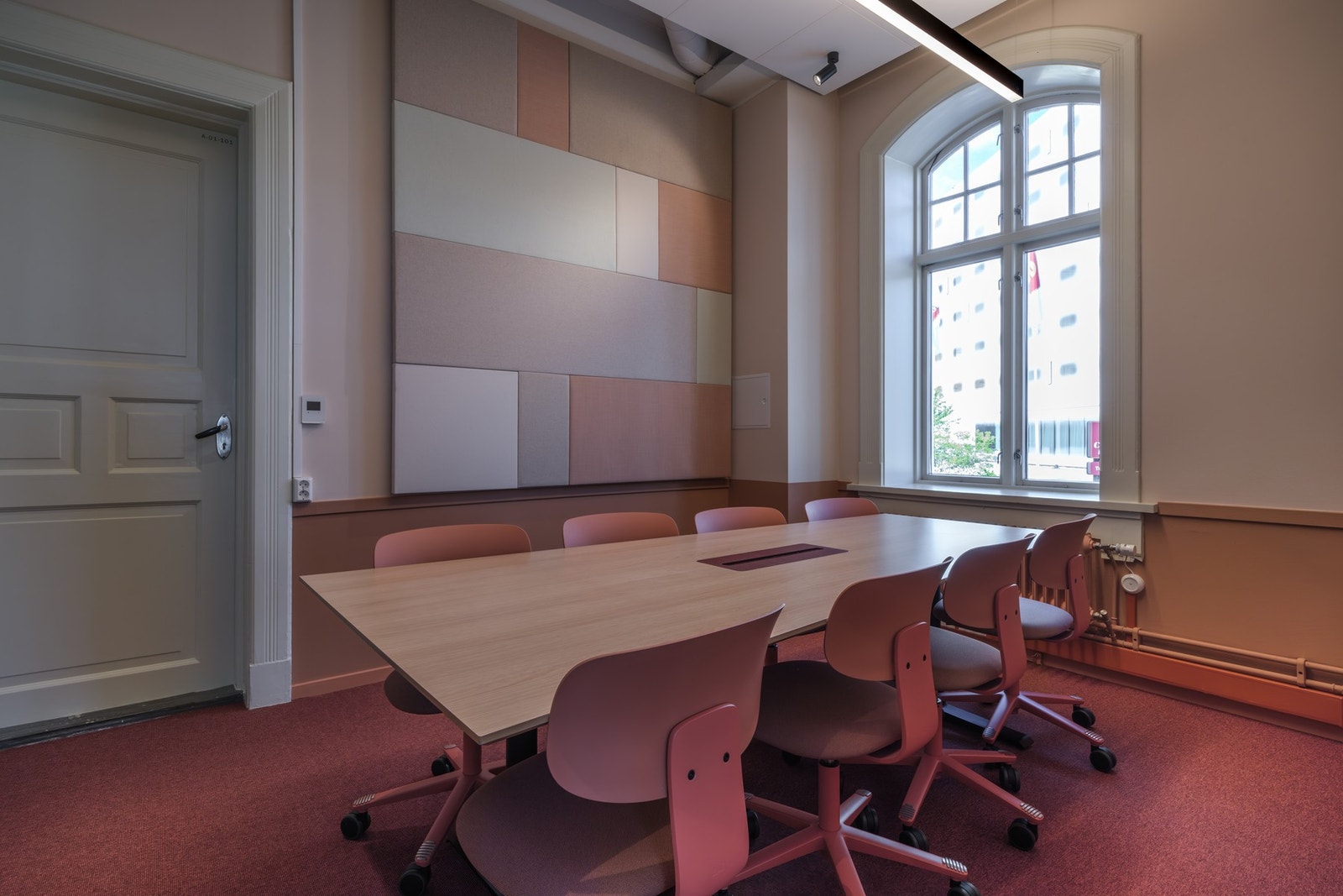 Møterom #1 - Møblert for 8 personer, også utstyrt med AV-utstyr. Galleribilde