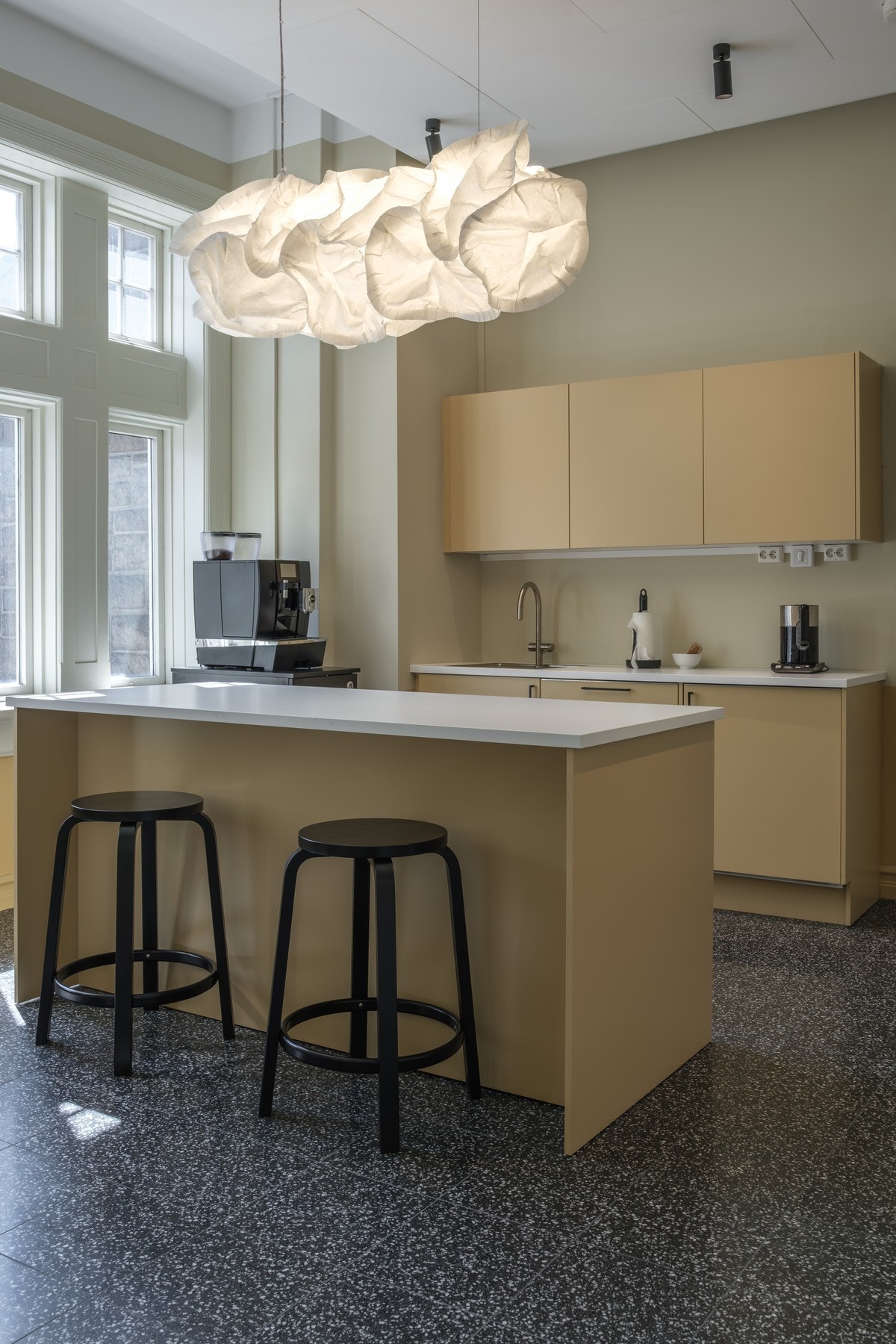 Kjøkkenfasilitetene ligger sentralt i etasjen, tett på møterom og et romslig uformelt møterom Galleribilde