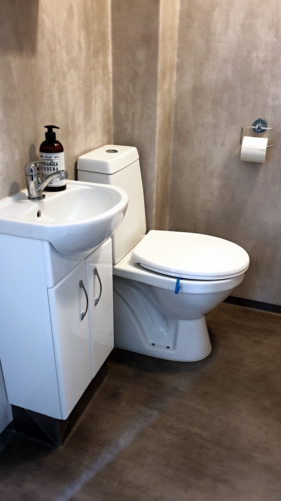 liten utleieleilighet bad med dusj.jpg Galleribilde