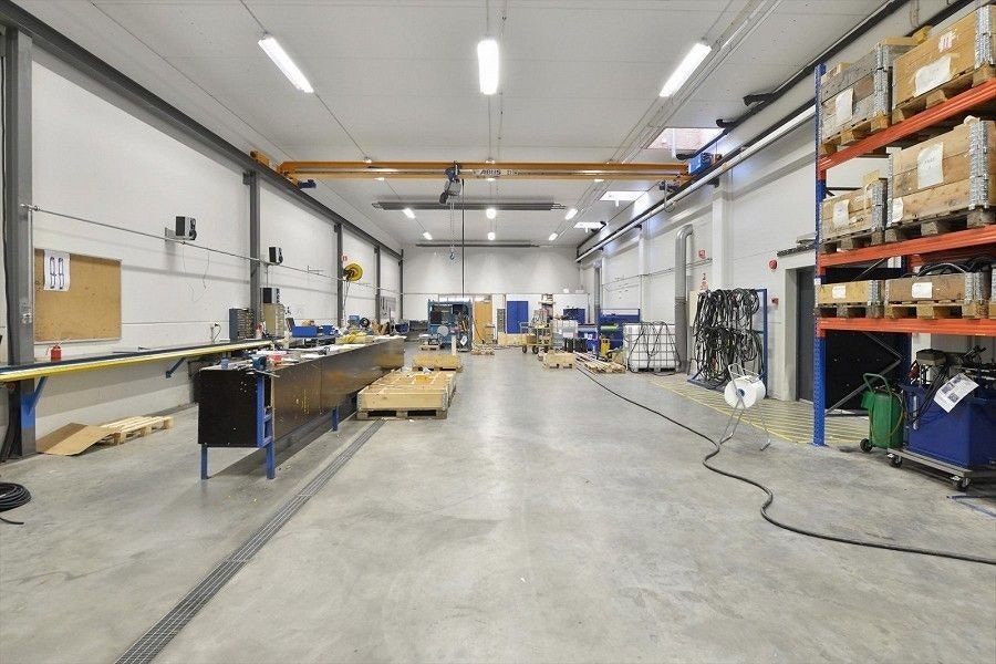 Lager/verksted/ produksjons lokale med bl.a. traverskran og trykkluft Galleribilde