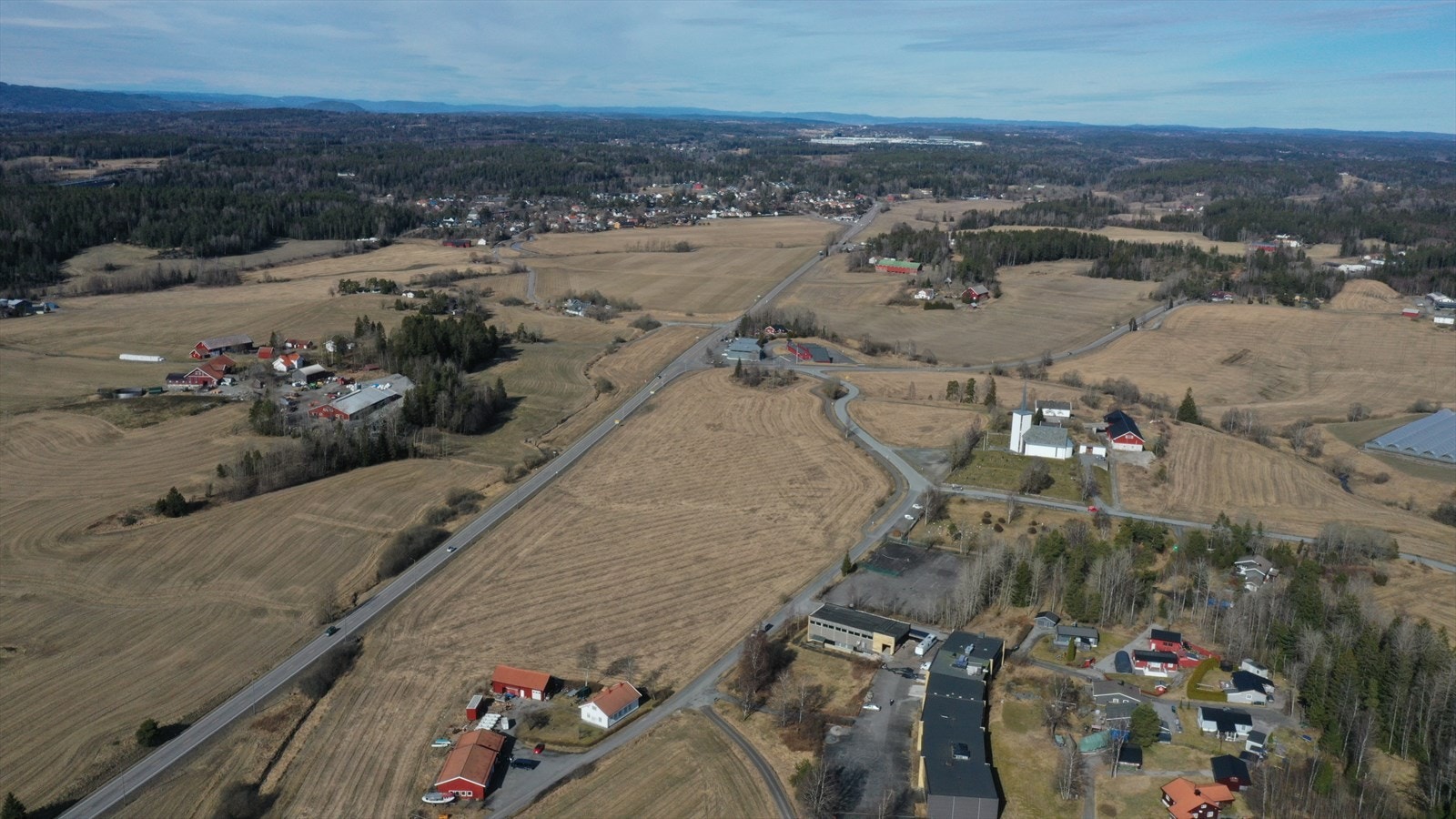 Svært god offentlig kommunikasjon med mange busslinjer innen få minutters gange, samt kort vei til Sonsveien stasjon. Galleribilde