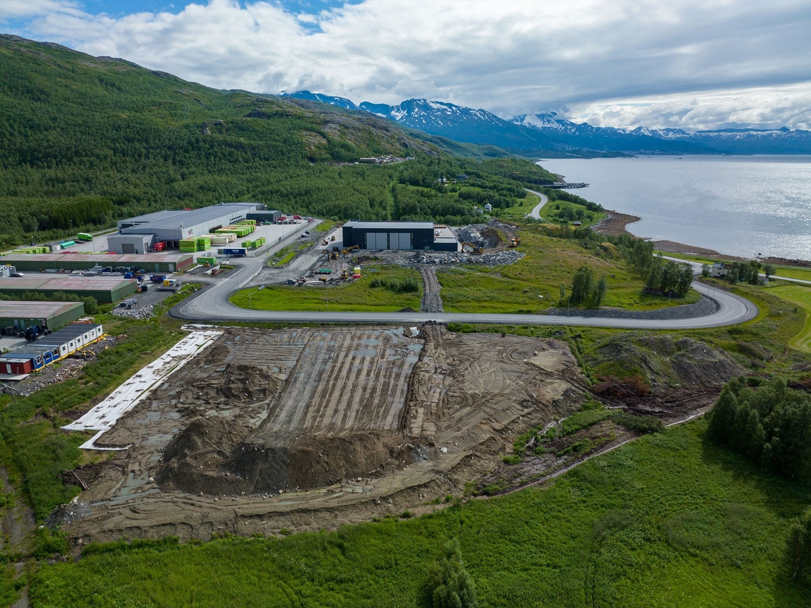 Fremst i bildet opparbeides tomten for truckstopp m/ drivstoff. Ledige tomter helt inntil E6 på høyre side. Galleribilde