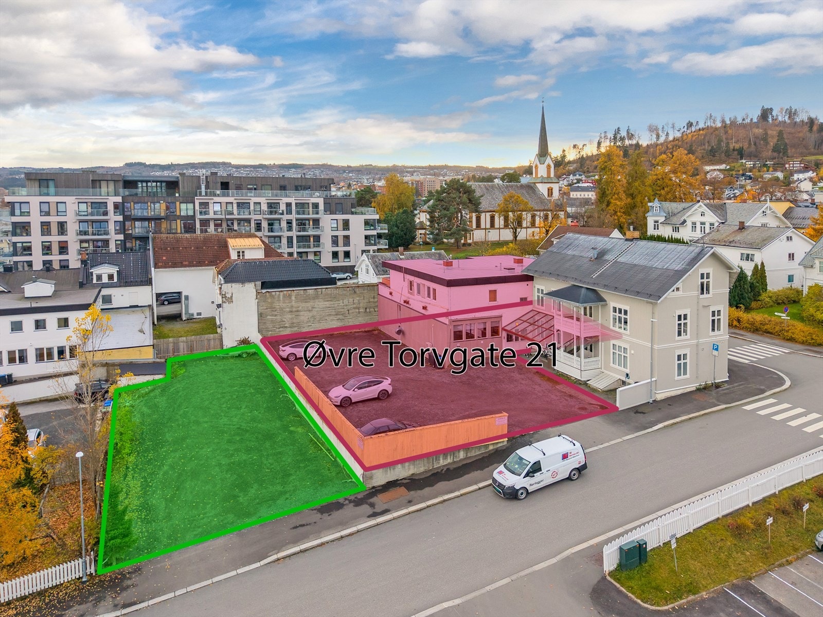 Følger med egen ubebygd tomt som benyttes til parkering (grønt område). Rødt område er parkeringsareal for sameiet. Galleribilde