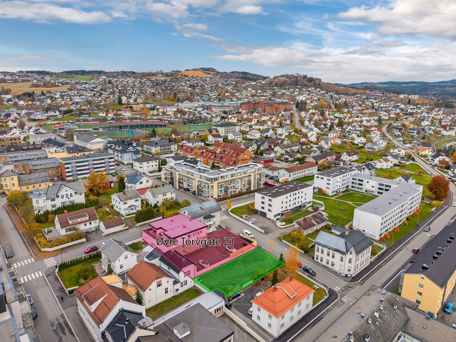 Følger med egen ubebygd tomt som benyttes til parkering (grønt område). Rødt område er parkeringsareal for sameiet. Galleribilde