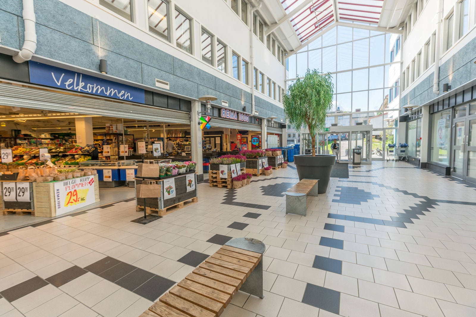 Fasade mot oppvarmet glassgård vis a vis Rema og Vitus Apotek Galleribilde