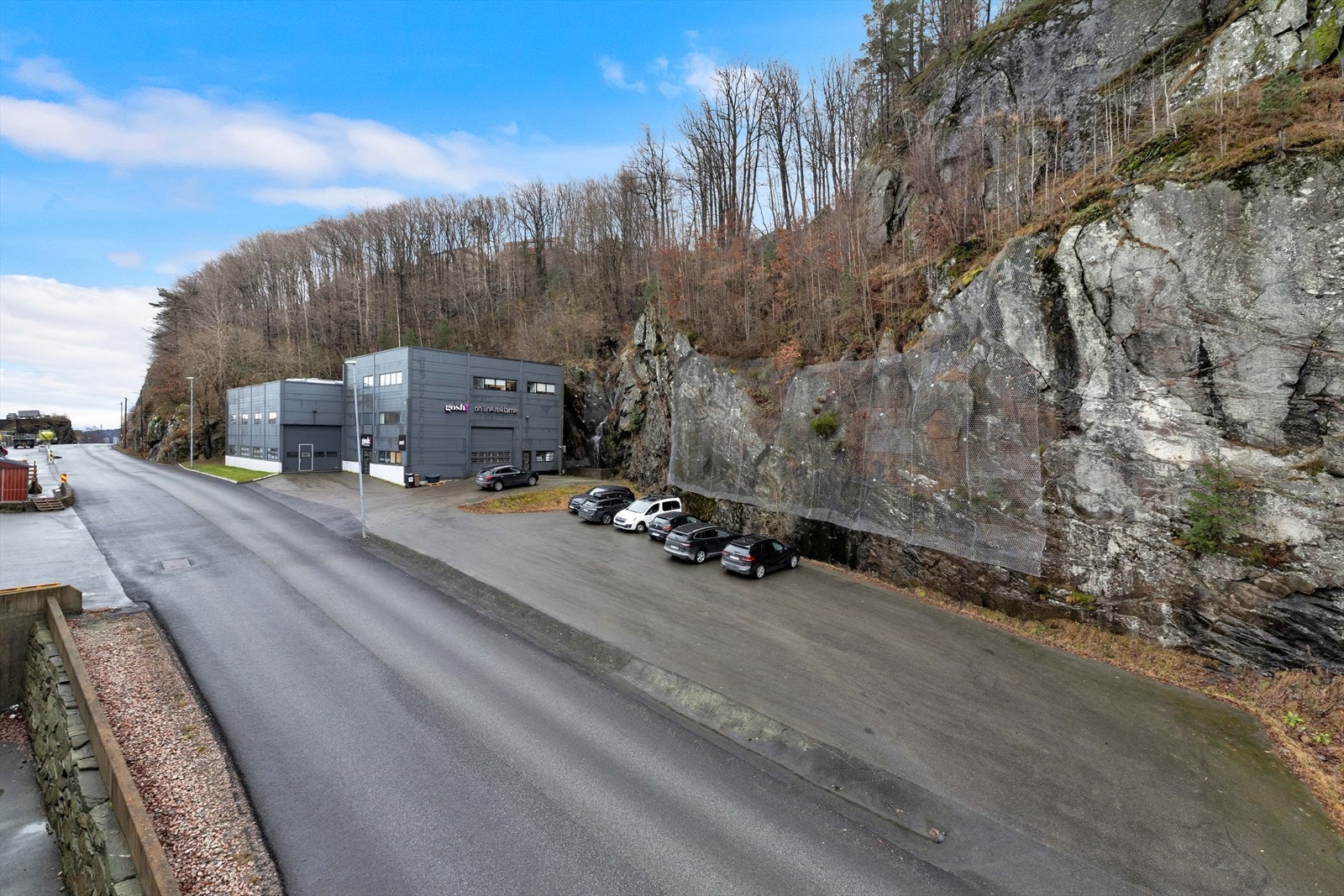 Stor utvendig parkeringsplass Galleribilde