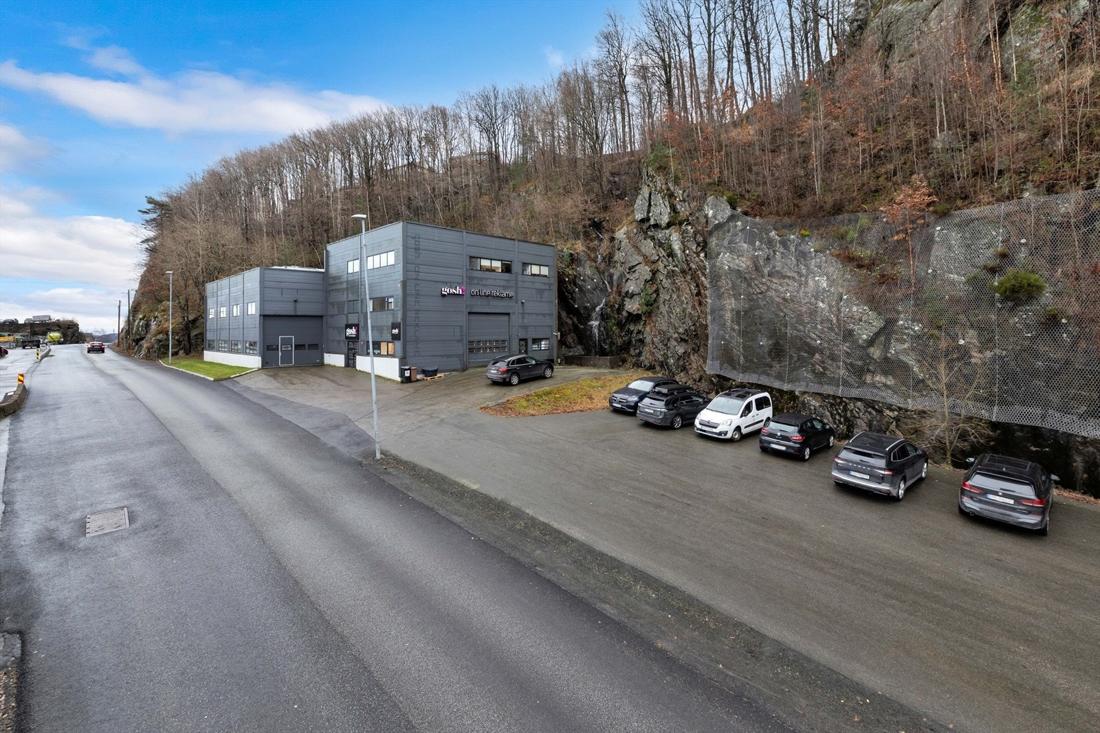 Utvendig stor parkeringsplass Galleribilde