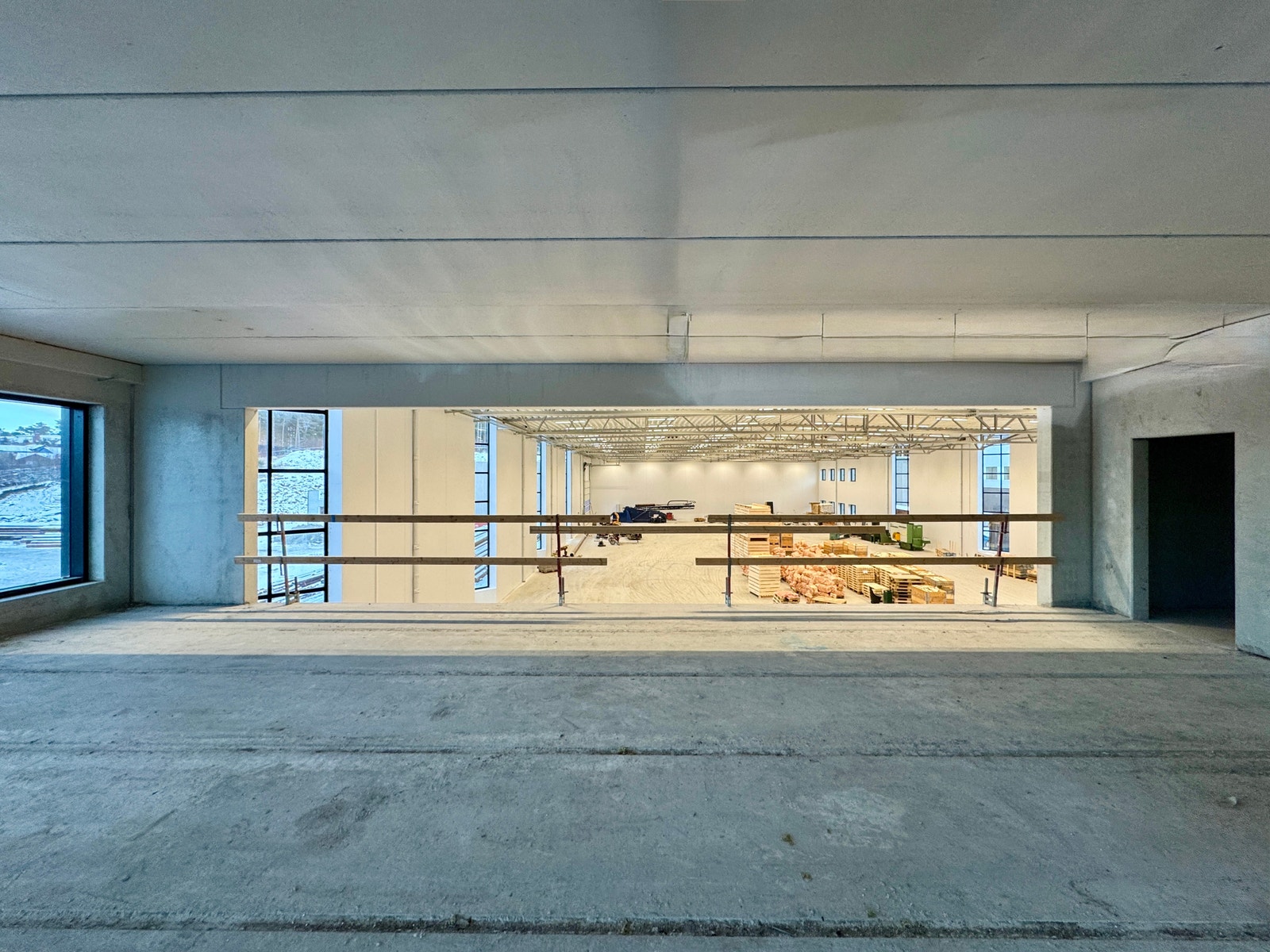 I byggets 2. etasje er det muligheter for å innrede kontorfasiliteter, om ønskelig også med utsikt til hallen. Galleribilde