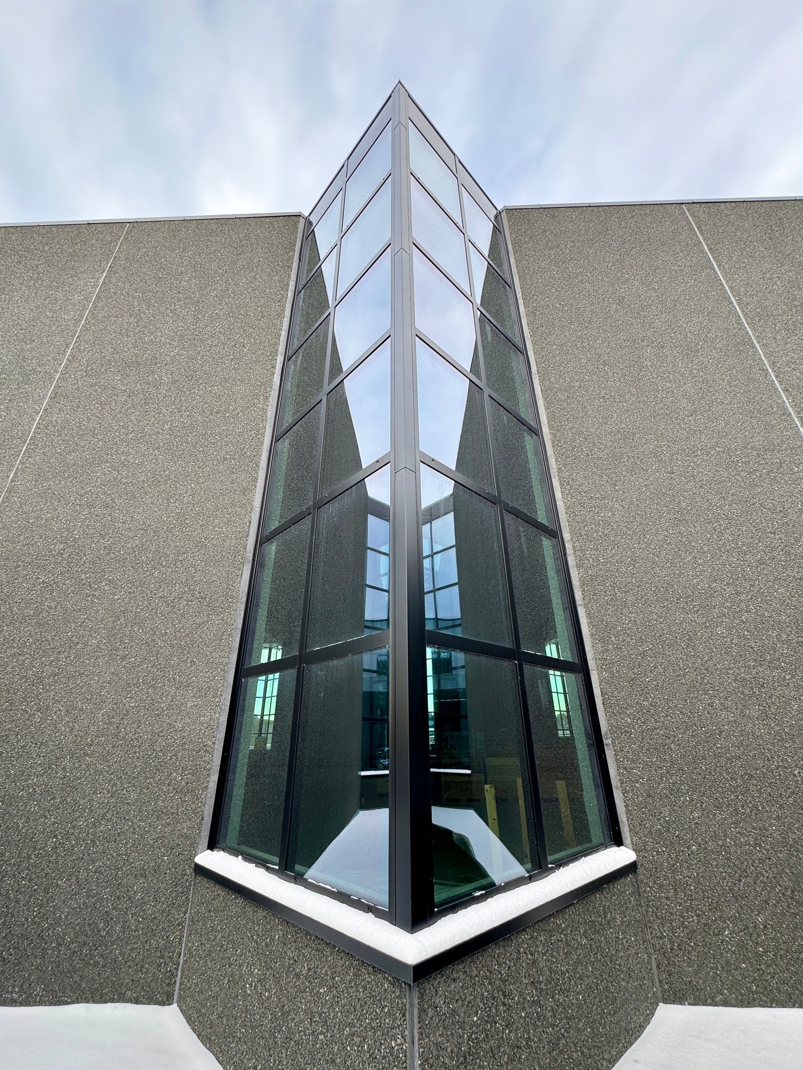 Store vindusflater gir meget gode lysforhold i hallen. Galleribilde