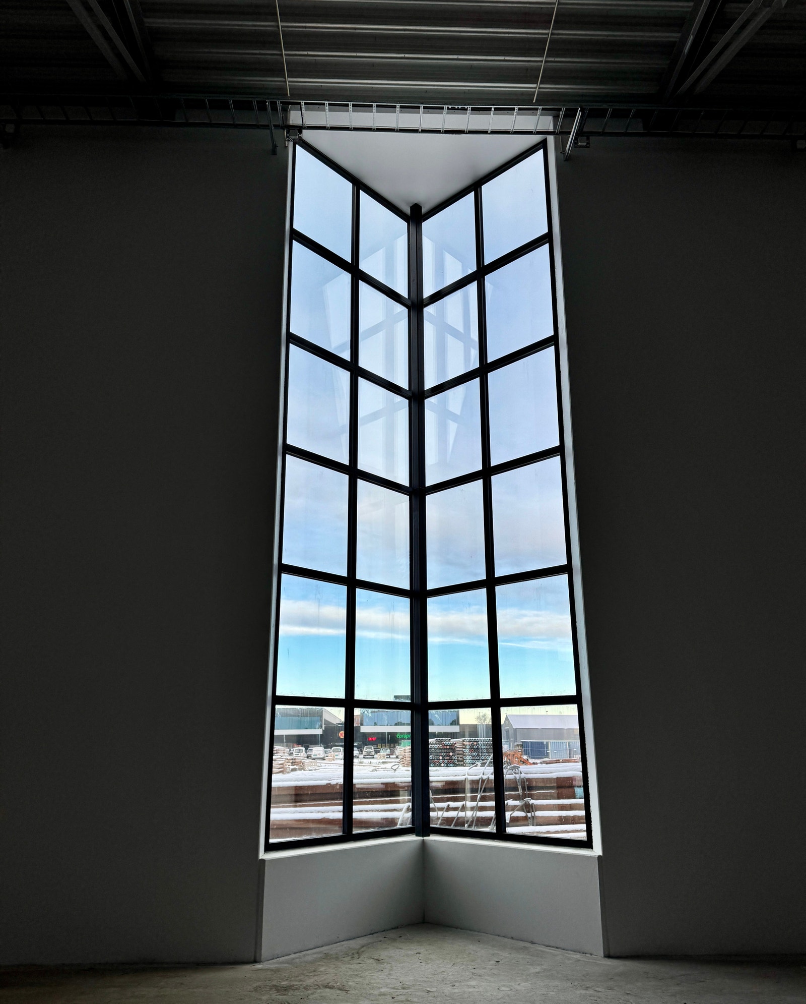 Fra innsiden gir vindusflatene både utsikt og gode lysforhold. Galleribilde