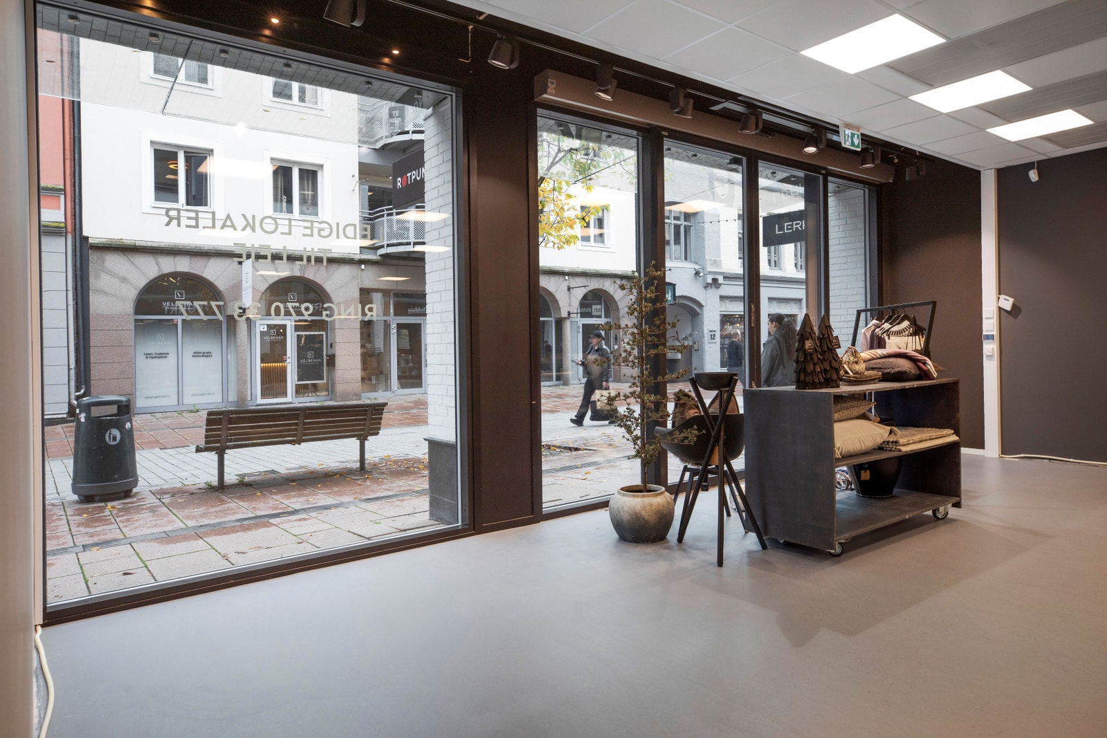 Store vinduer ut mot gågaten Galleribilde