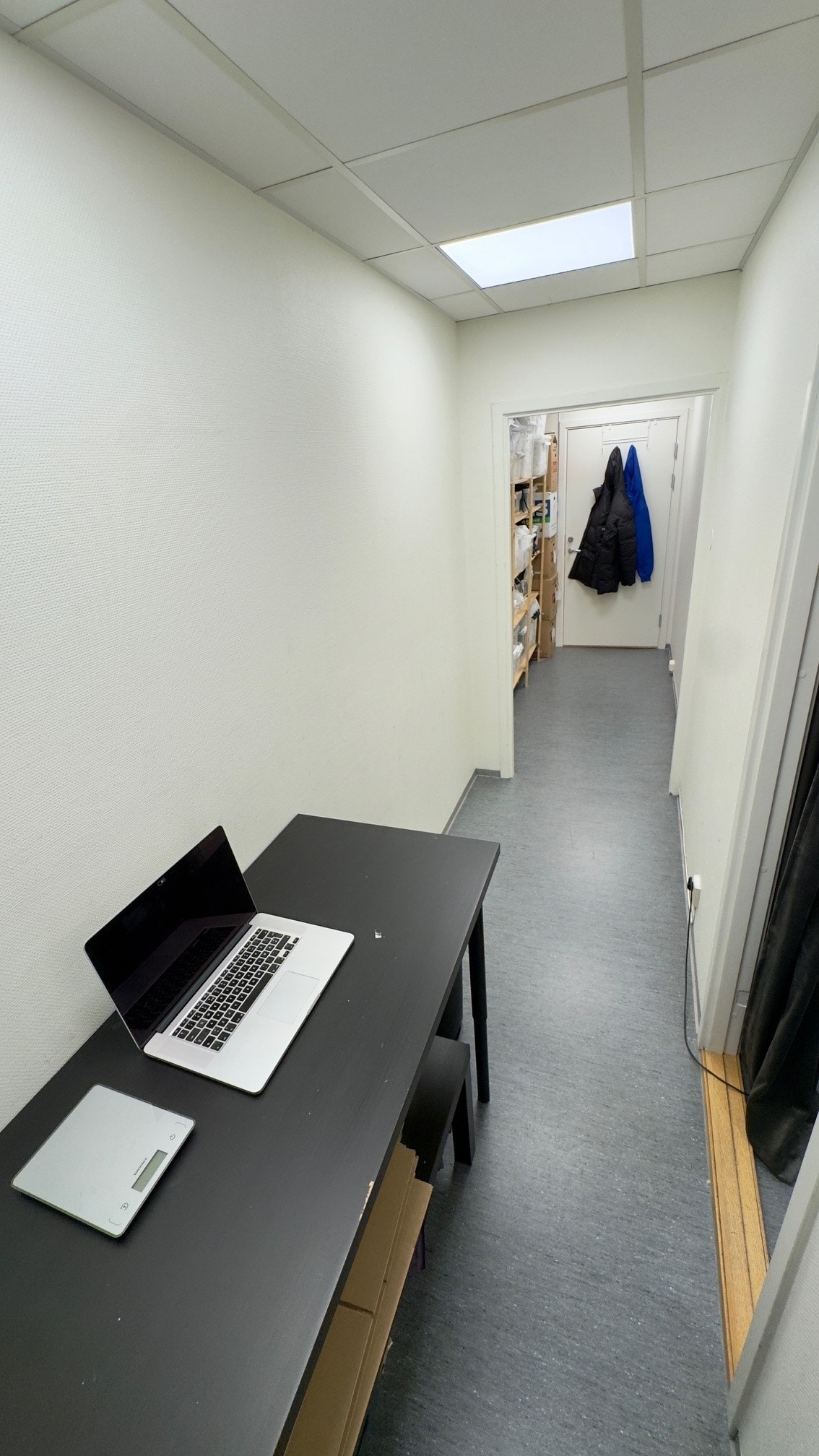 Gangen inn til kontor Galleribilde