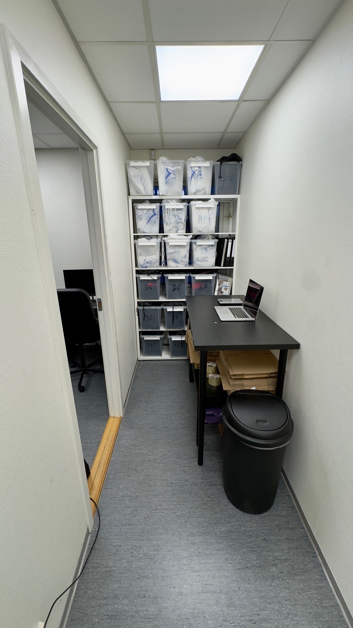 Gangen inn til kontor Galleribilde