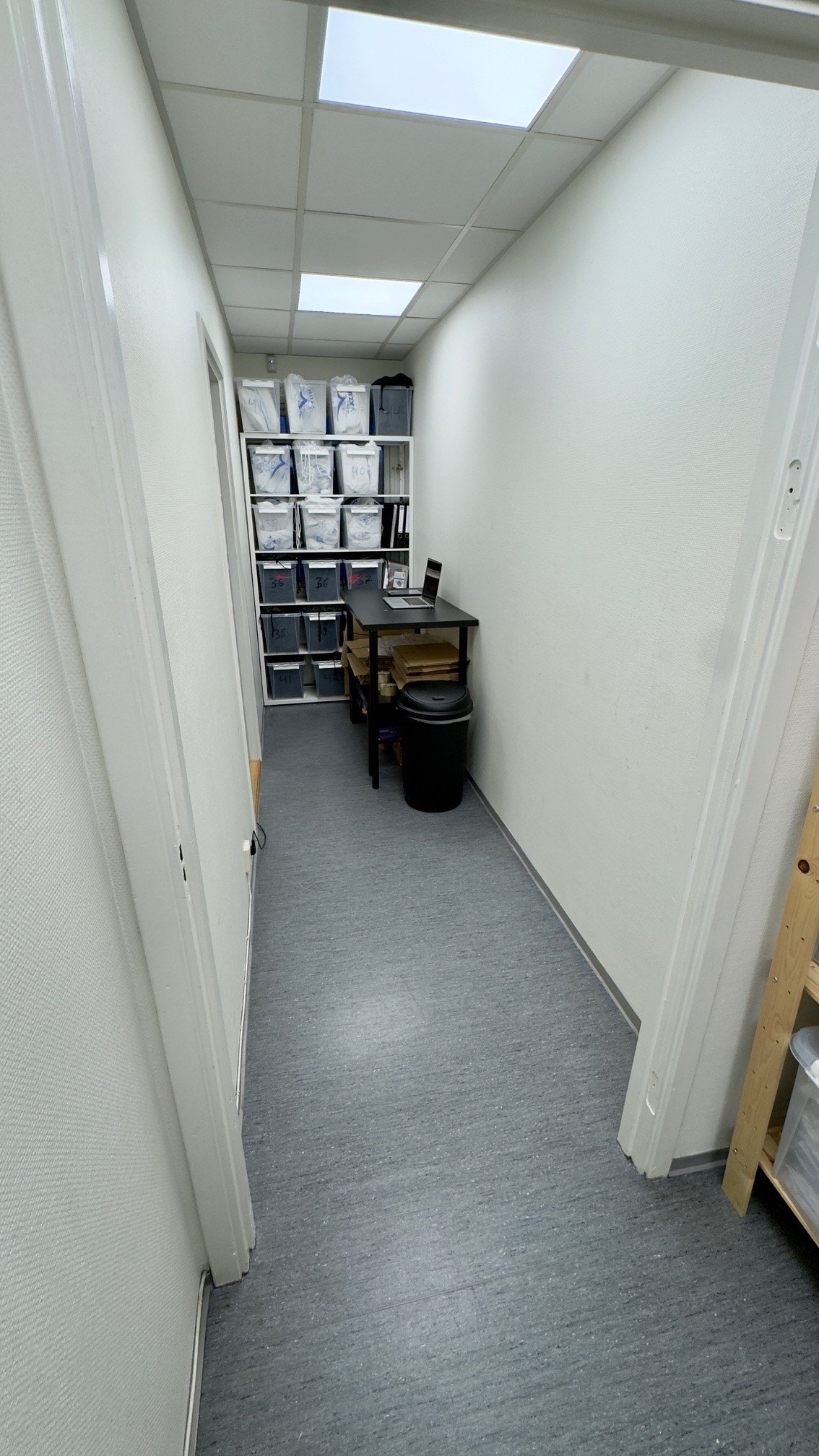 Gangen inn til kontor Galleribilde