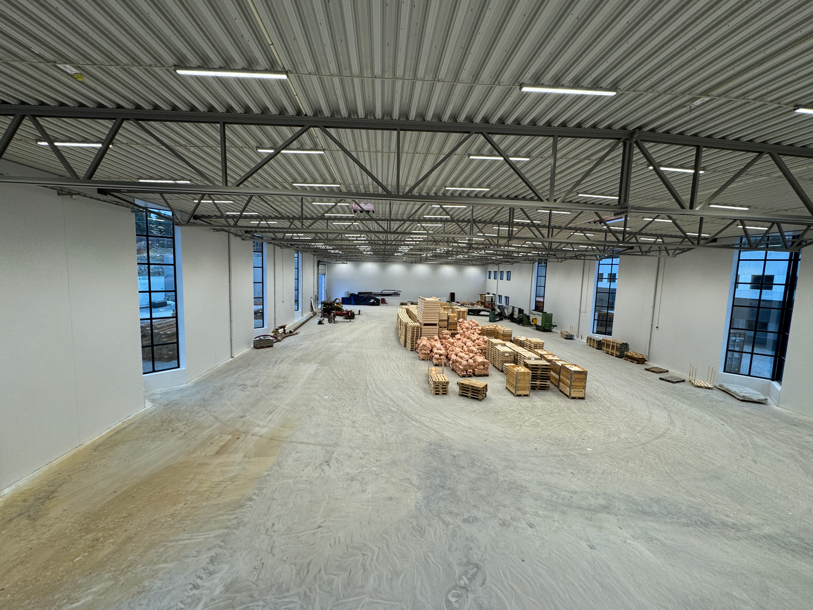 En stor og effektiv hall dekker alle behov. Hallen er for tiden utleid for lagring på kortsiktig avtale. Galleribilde