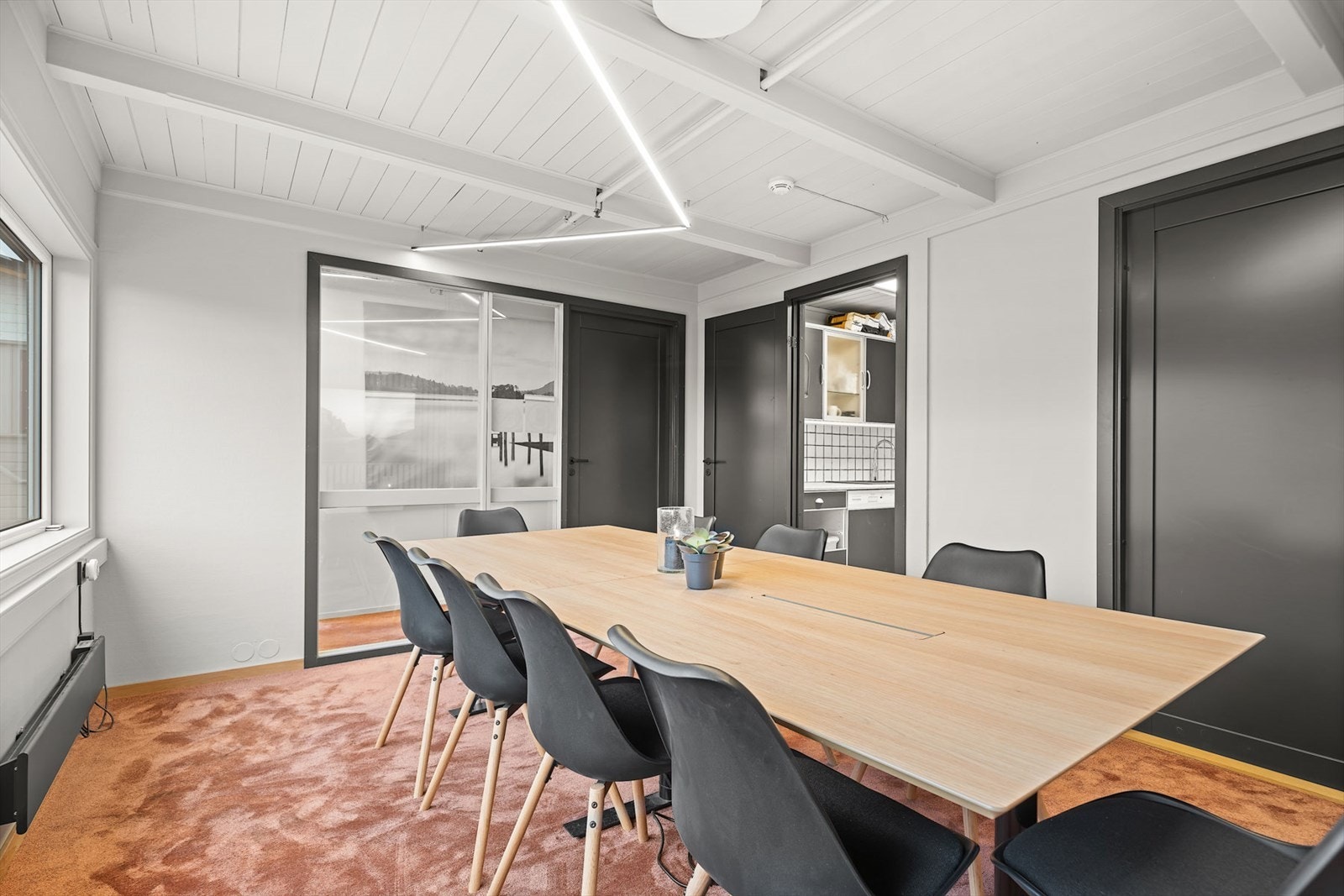 Her er det mange kontorer, spiserom, bad/dusjfasiliteter, møterom, showroom, spiserom og kjøkken Galleribilde