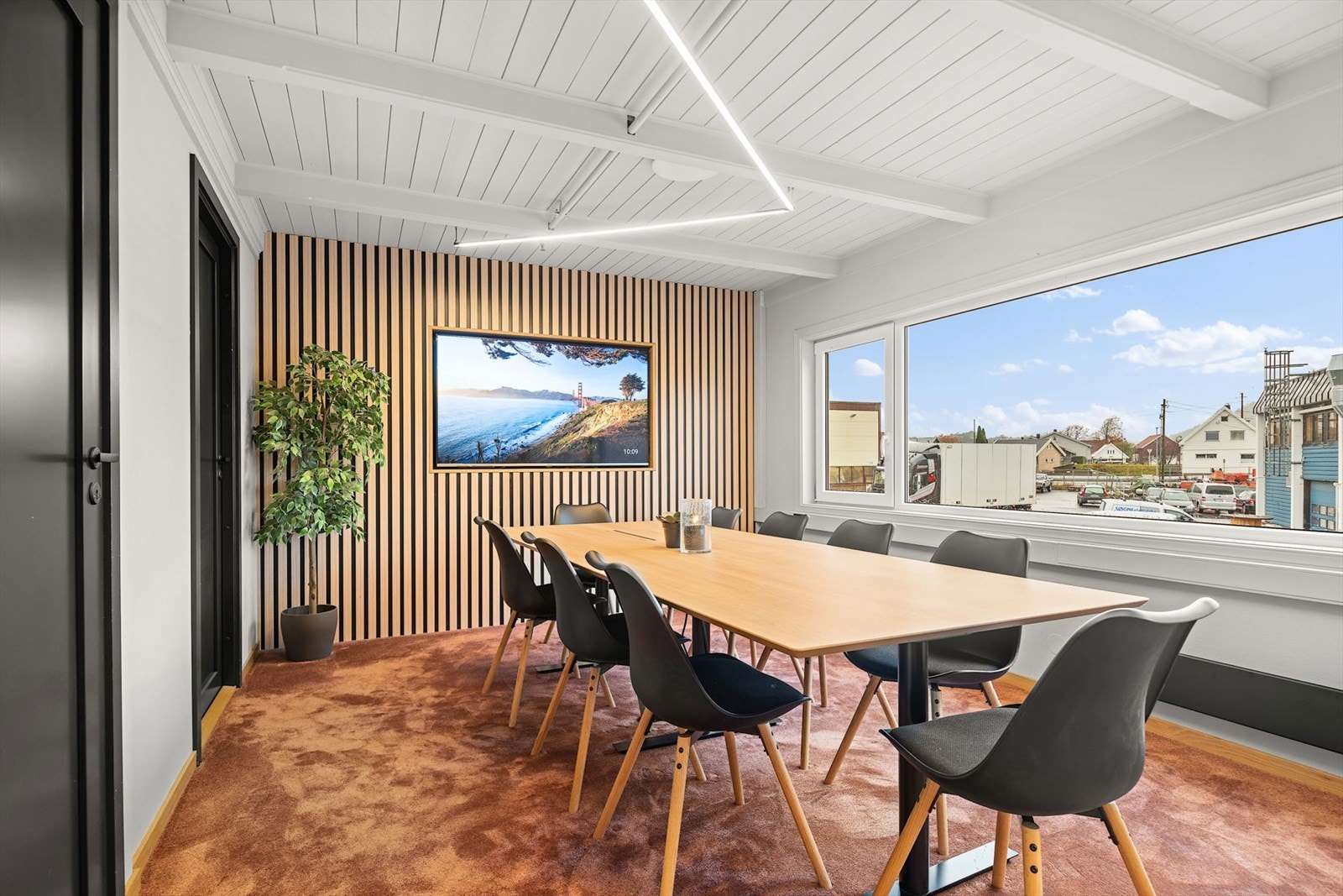 et fint og romslig lokale som kan brukes som butikk, lager, kontor eller en kombinasjon av alle sammen Galleribilde