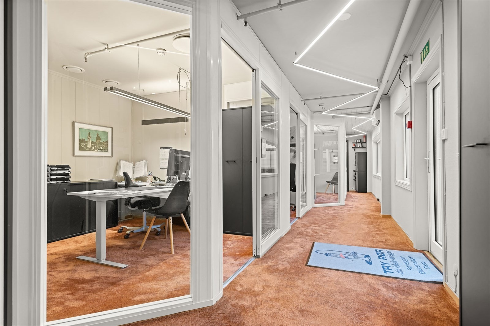 Deler av kontorlokalet er modernisert med flere lyse og romslige kontorer Galleribilde