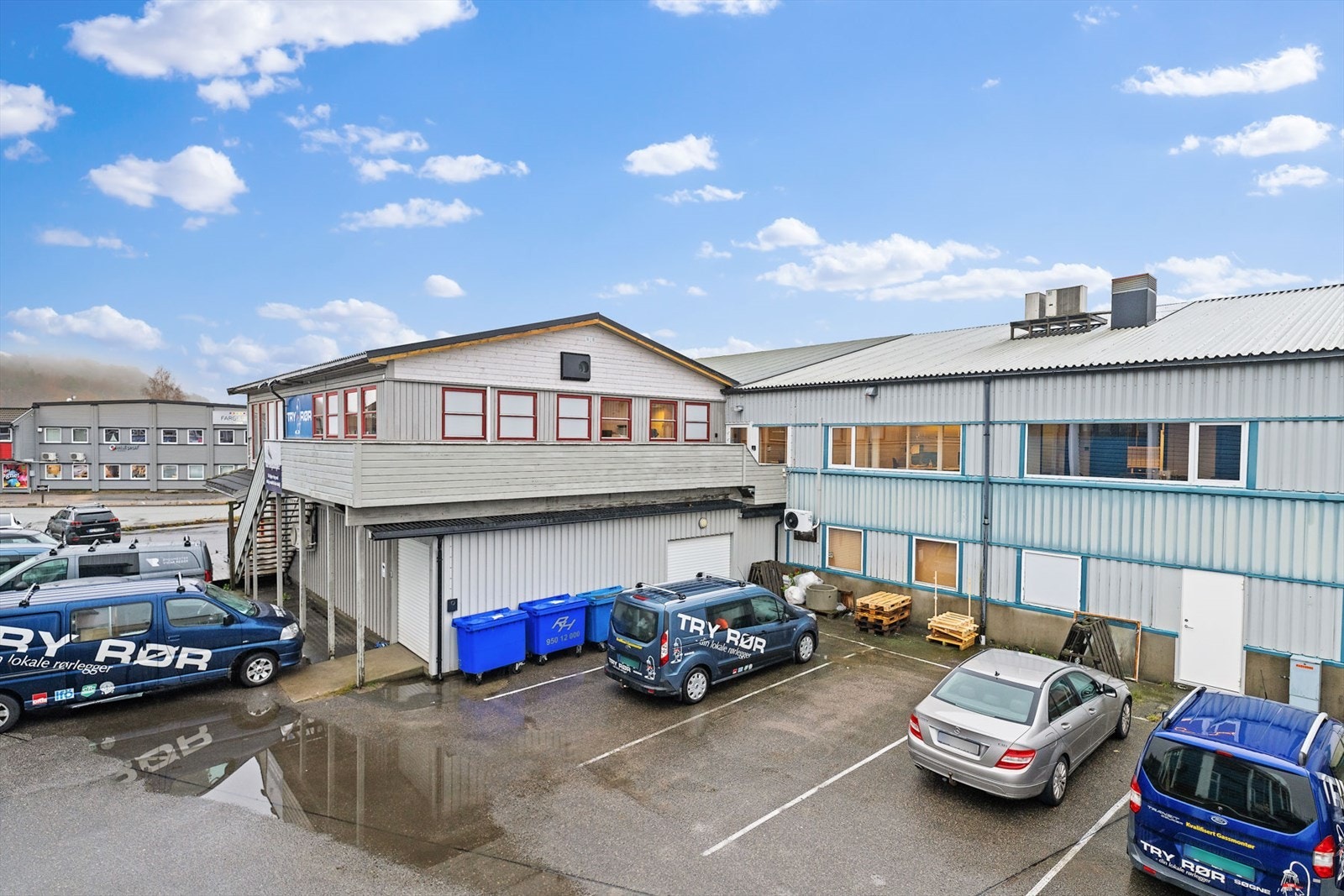 Det er 2 seksjoner på eiendommen der alle har felles parkering like utenfor Galleribilde
