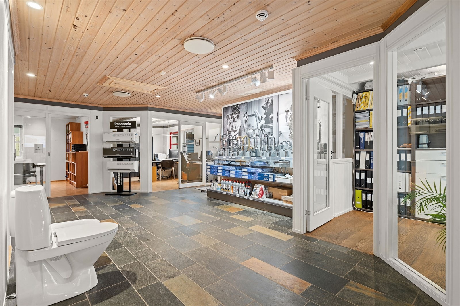 Her har du en sentrumsnær beliggenhet i et industriområde som er godt etablert for næringsvirksomhet og huser flere aktører innen handel, service og kontor Galleribilde