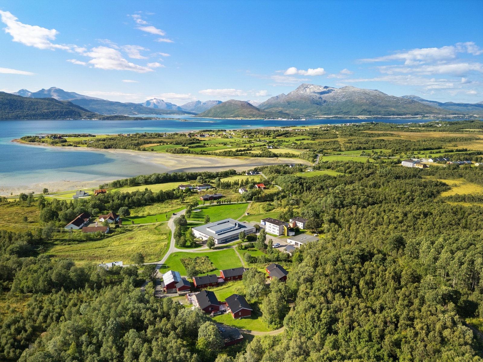EIE eiendomsmegling v/ Michael Knutsen ønsker velkommen til Trøsen 48, 44, 54 og 56 ! Foto: Martynas Milkevicius Galleribilde