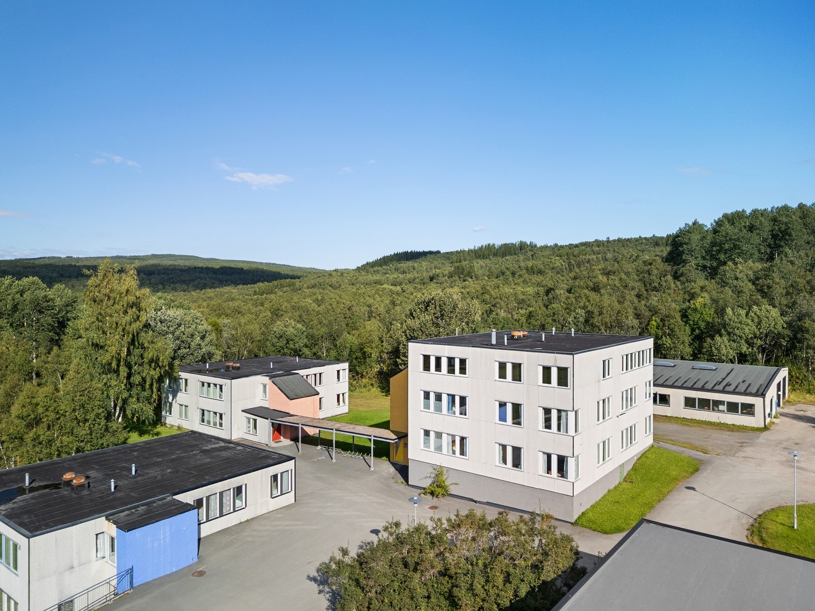 Internatbyggene rommer totalt 6 enkeltrom, 27 dobbeltrom, 2 leiligheter og én hybelleilighet Galleribilde