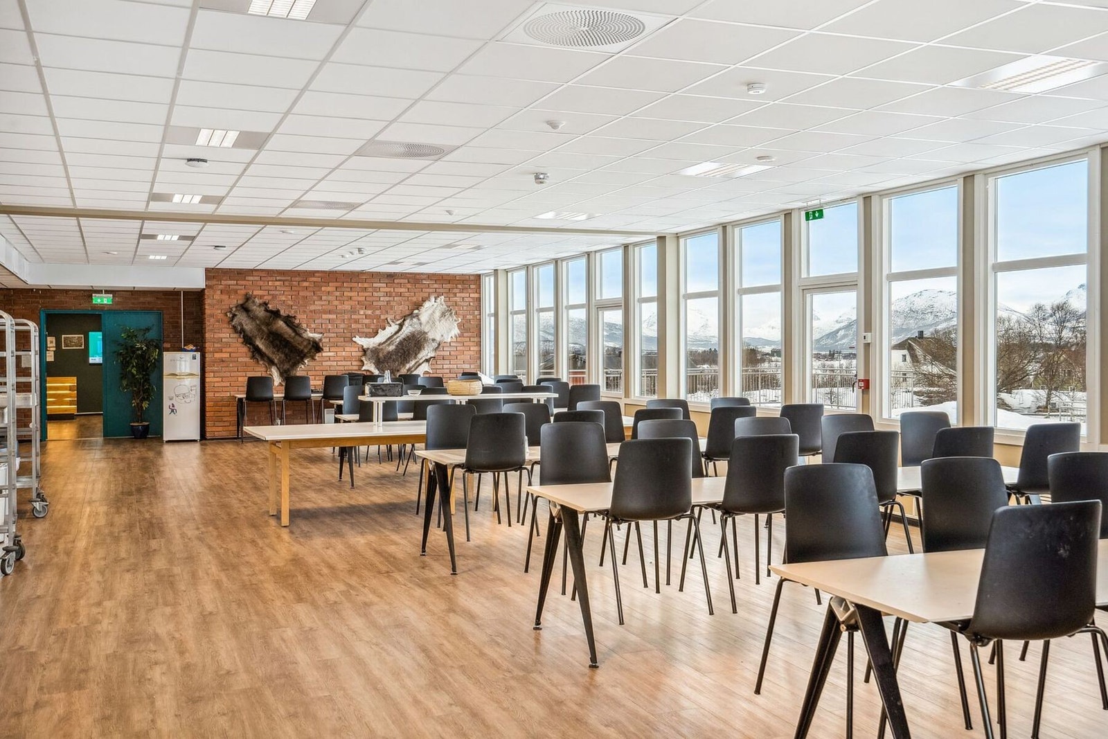 Romslig spisesal med god plass for felles bespisning Galleribilde