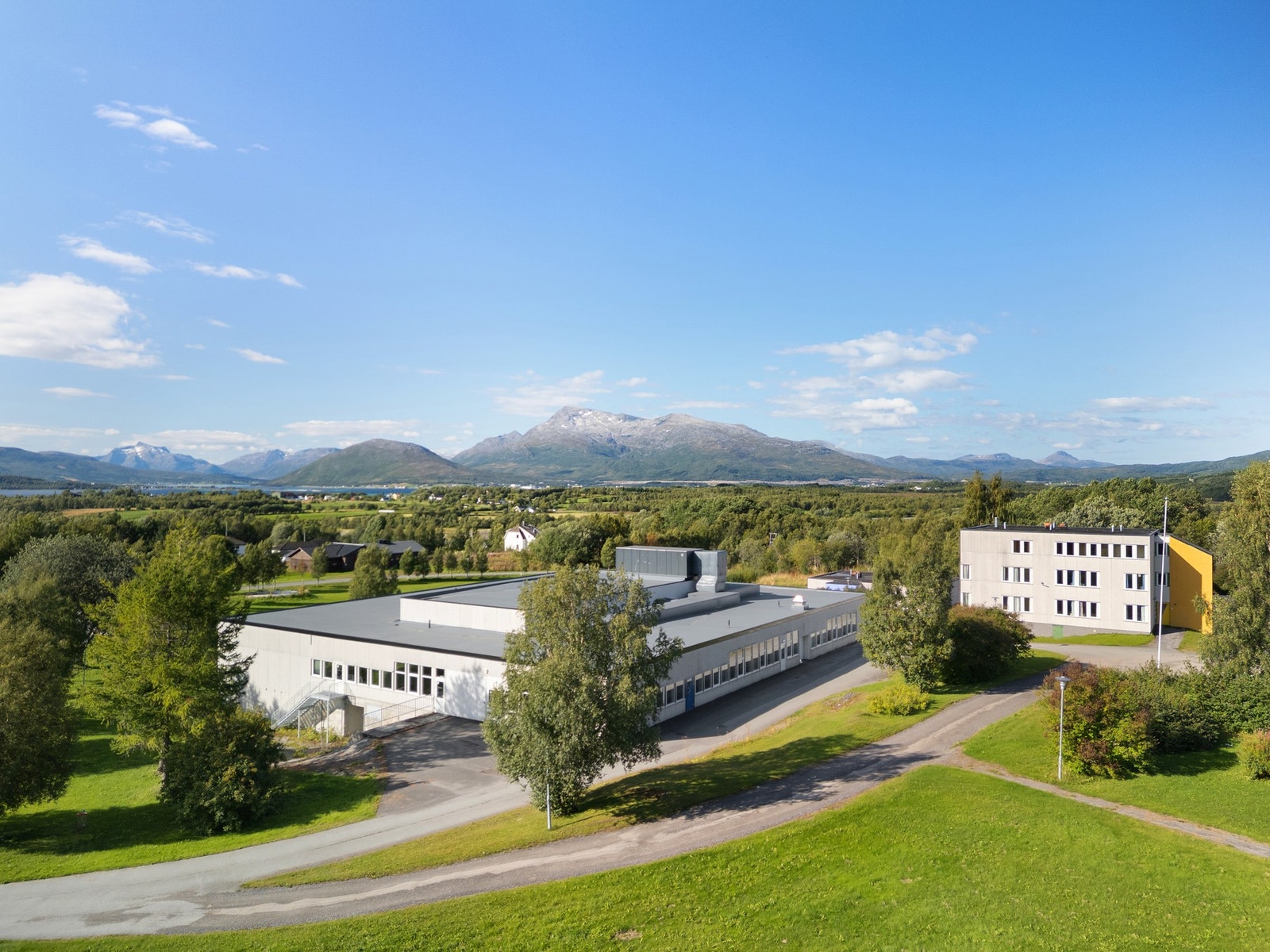 Tomten ligger høyt og fritt, med gode lys- og utsiktsforhold Galleribilde