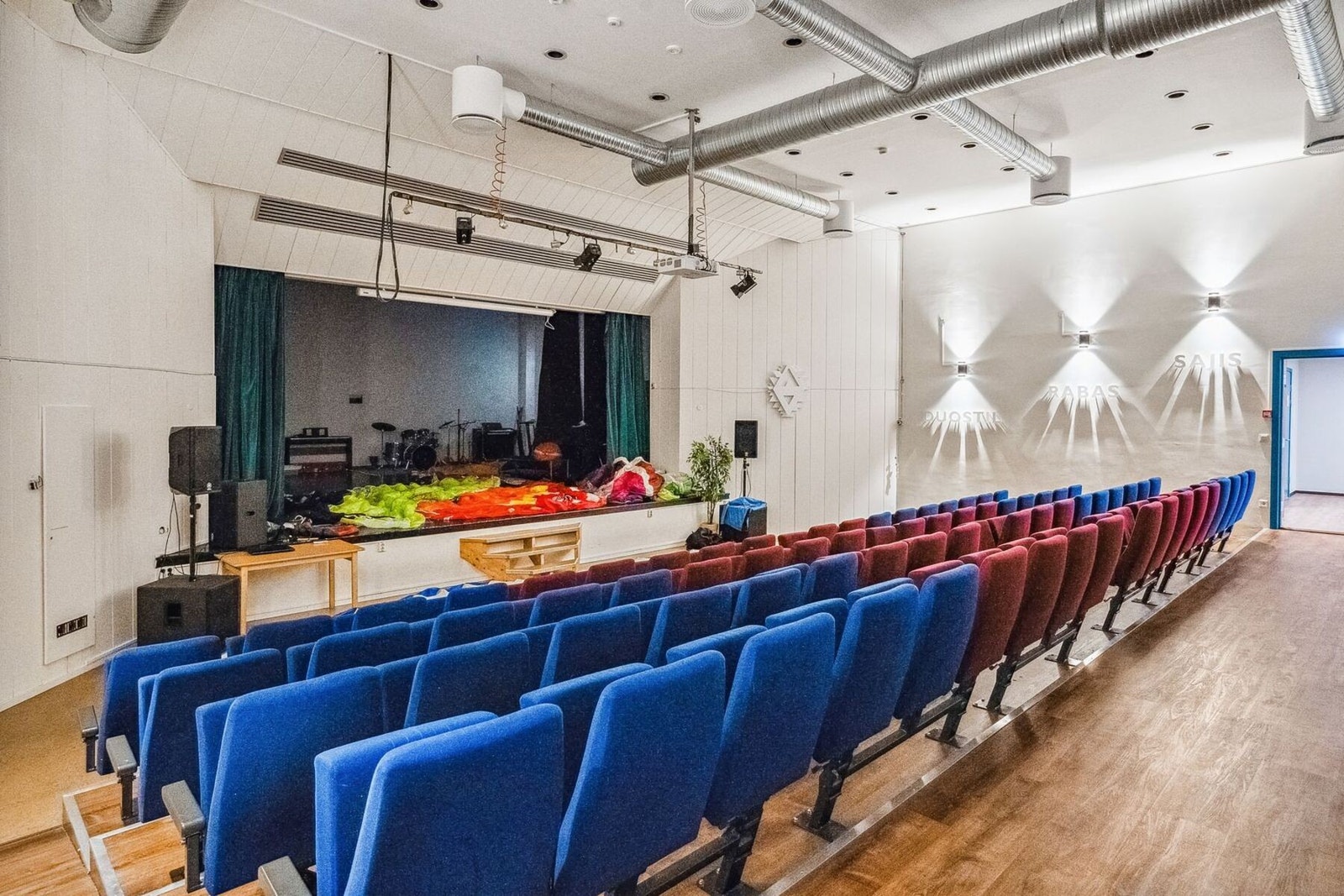 Aula med scene Galleribilde