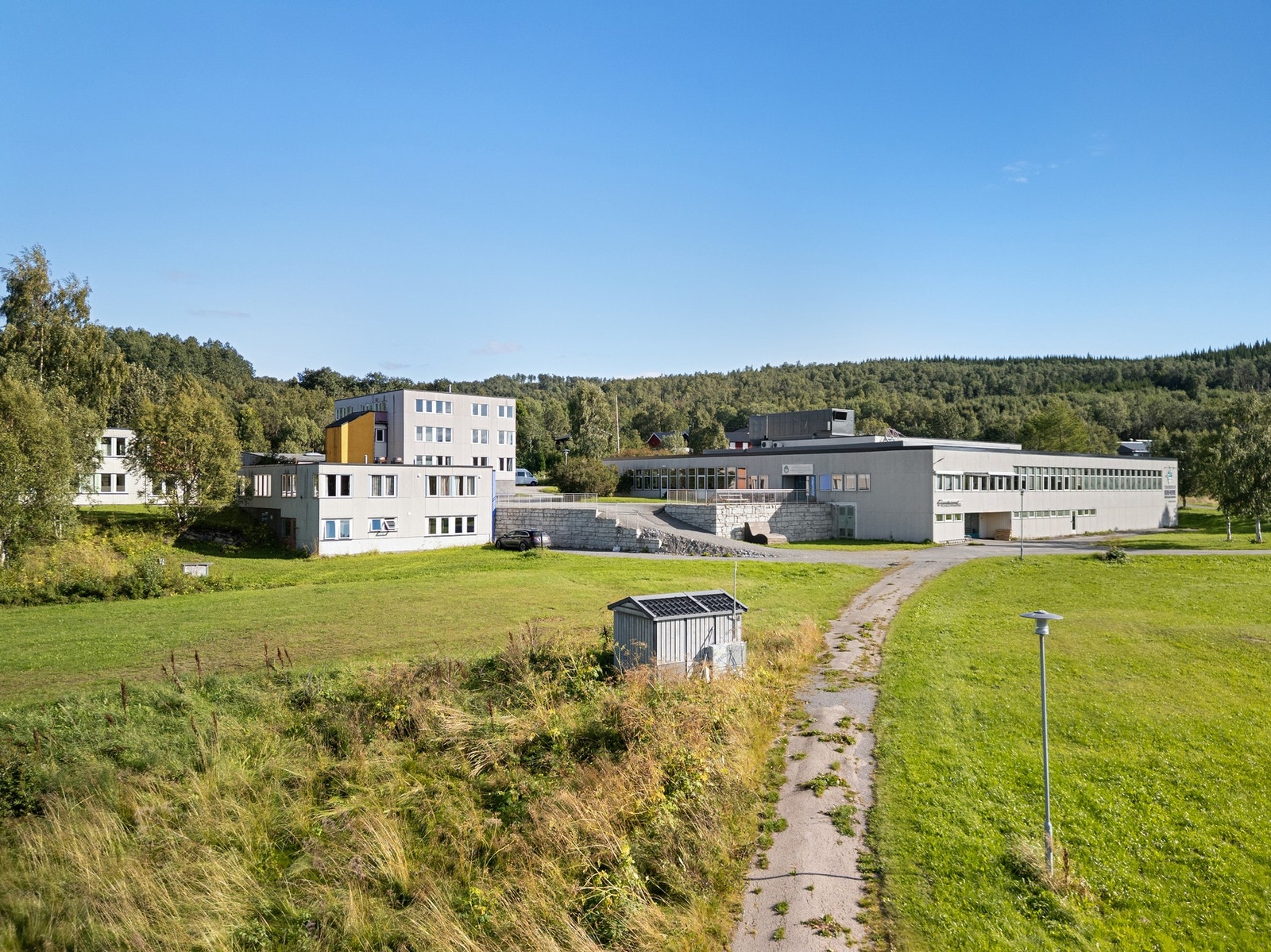Eiendommen byr på flotte, romslige uteområder med store plenarealer Galleribilde